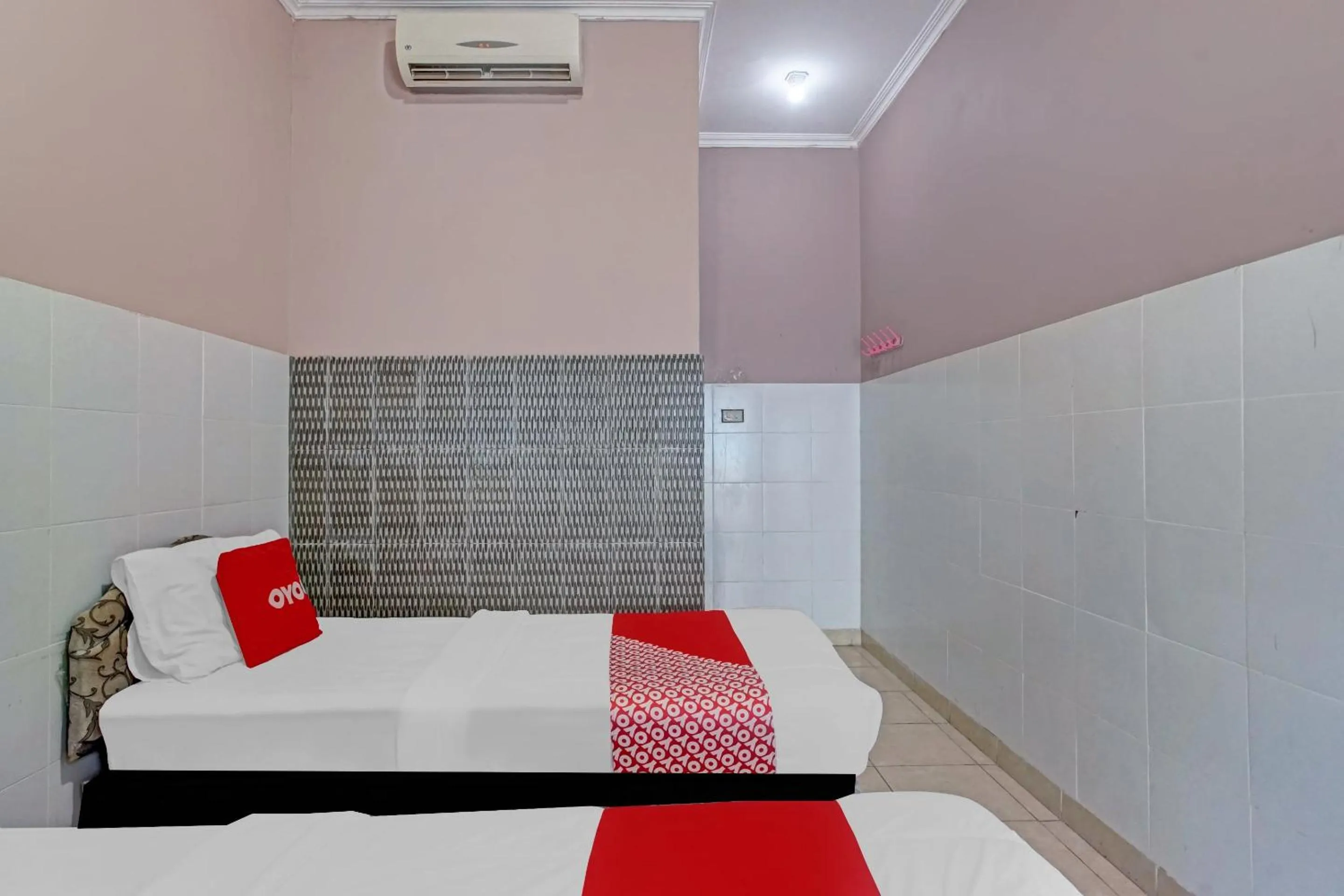 Bedroom, Bed in Hotel O Enggal Near Gor Saburai Formerly Hotel Pelangi