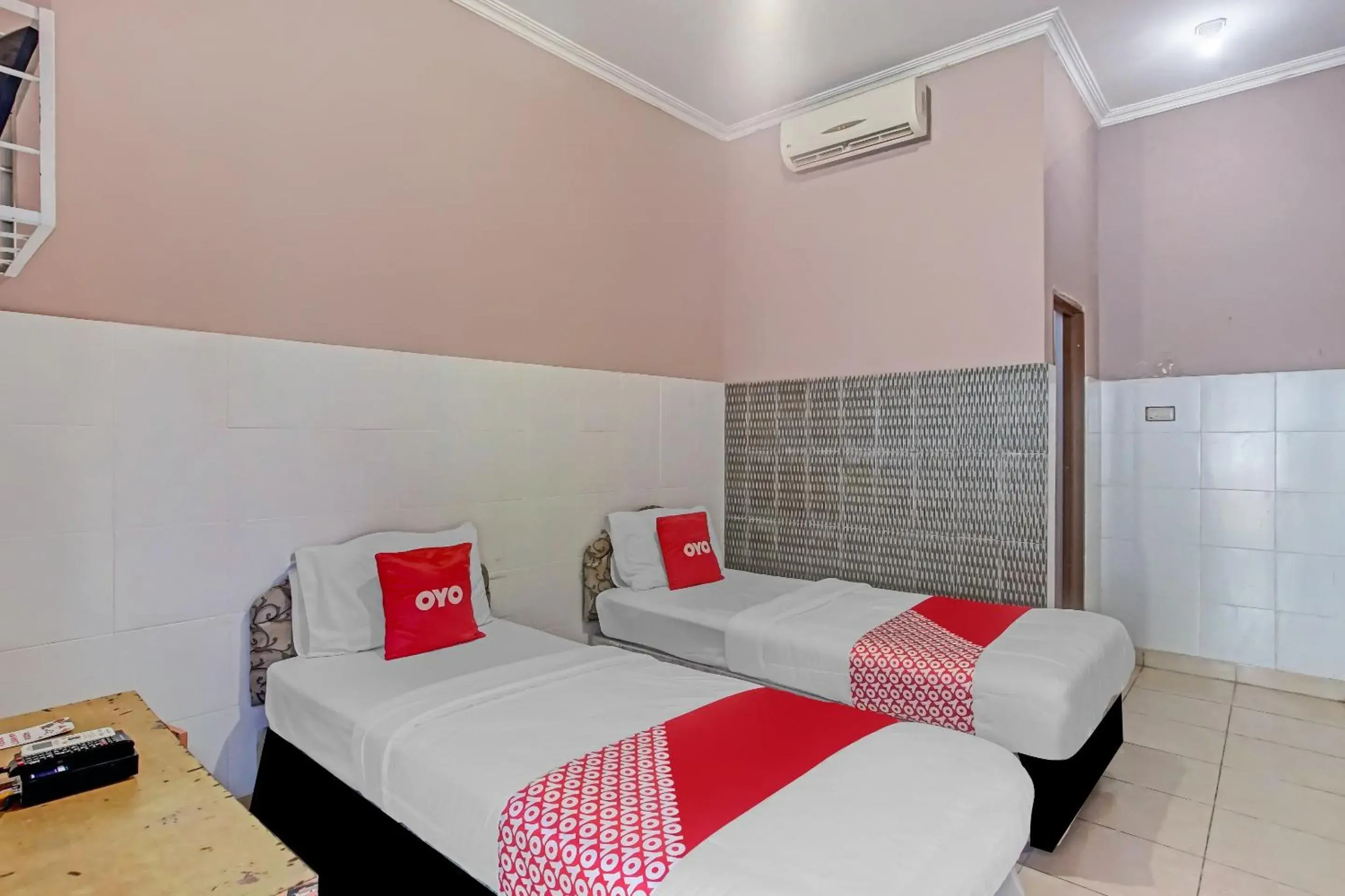 Delxue Twin Room in Hotel O Enggal Near Gor Saburai Formerly Hotel Pelangi Delxue Twin Room in Hotel O Enggal Near Gor Saburai Formerly Hotel Pelangi