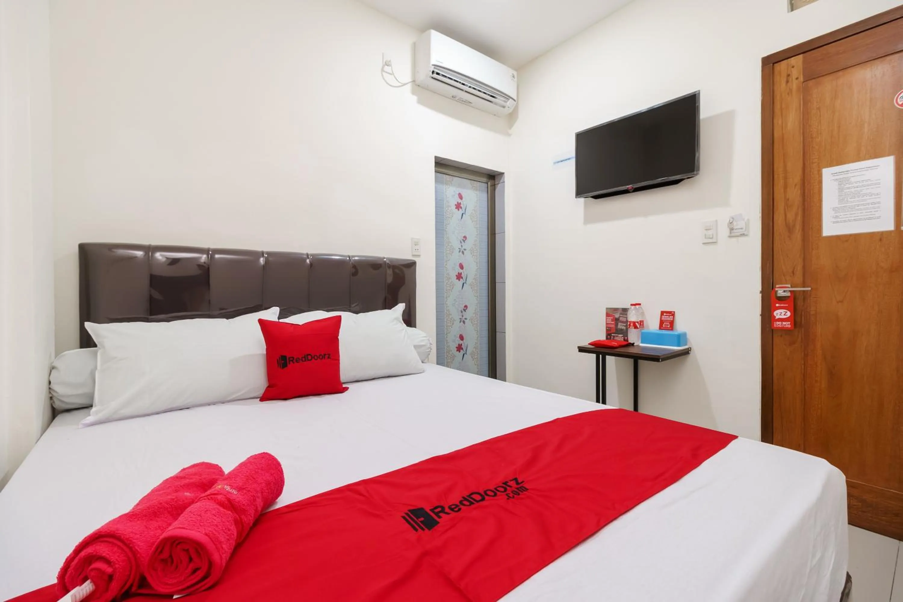Bedroom, TV/Entertainment Center in RedDoorz Syariah near Universitas Serambi Mekkah
