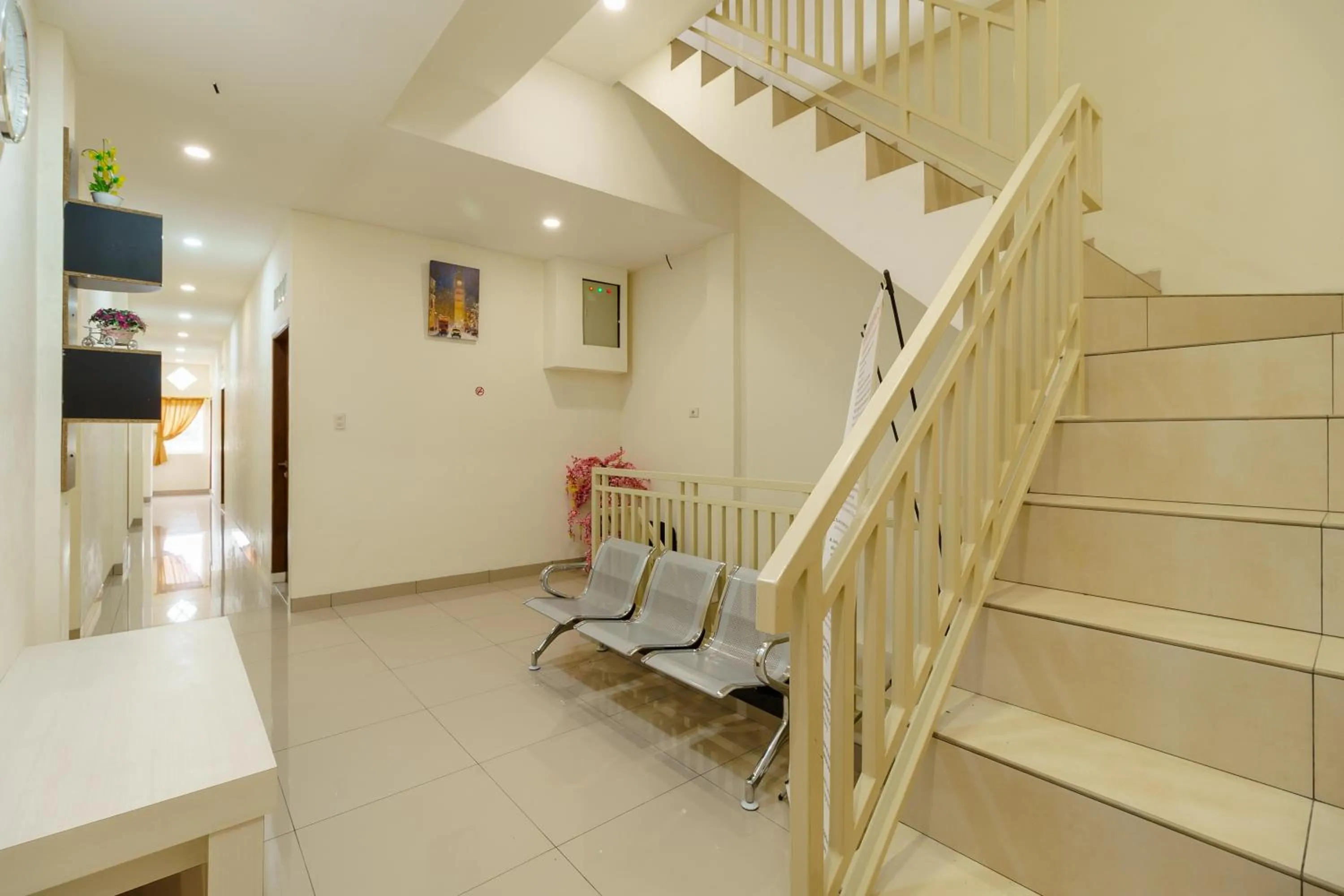 Seating Area in RedDoorz Syariah near Universitas Serambi Mekkah