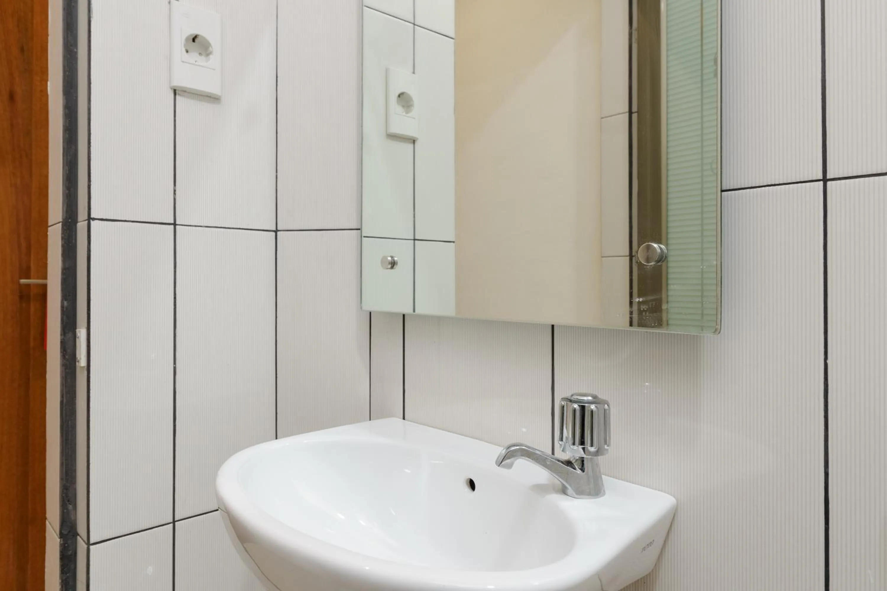 Bathroom in RedDoorz Syariah near Universitas Serambi Mekkah