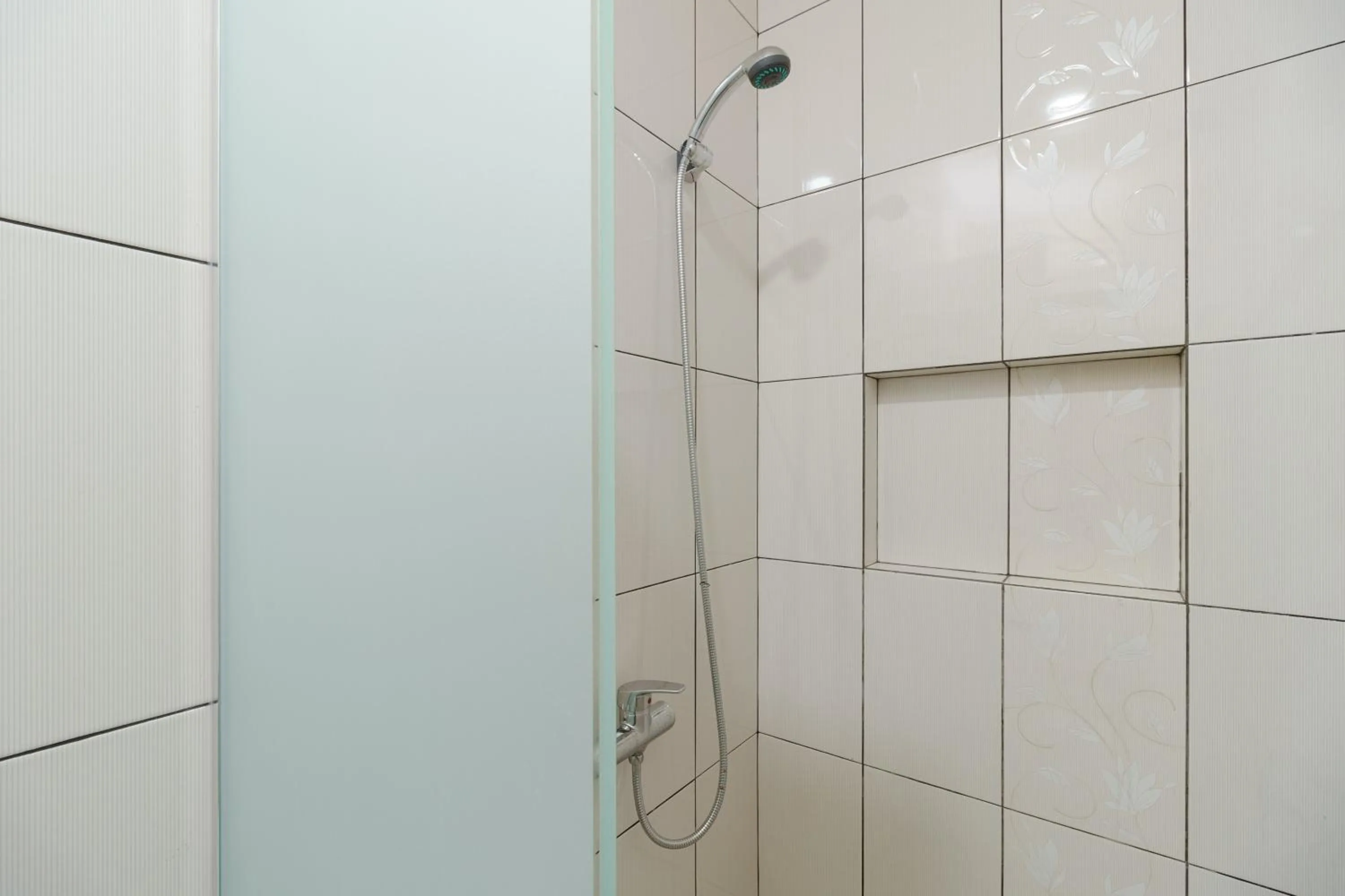 Bathroom in RedDoorz Syariah near Universitas Serambi Mekkah