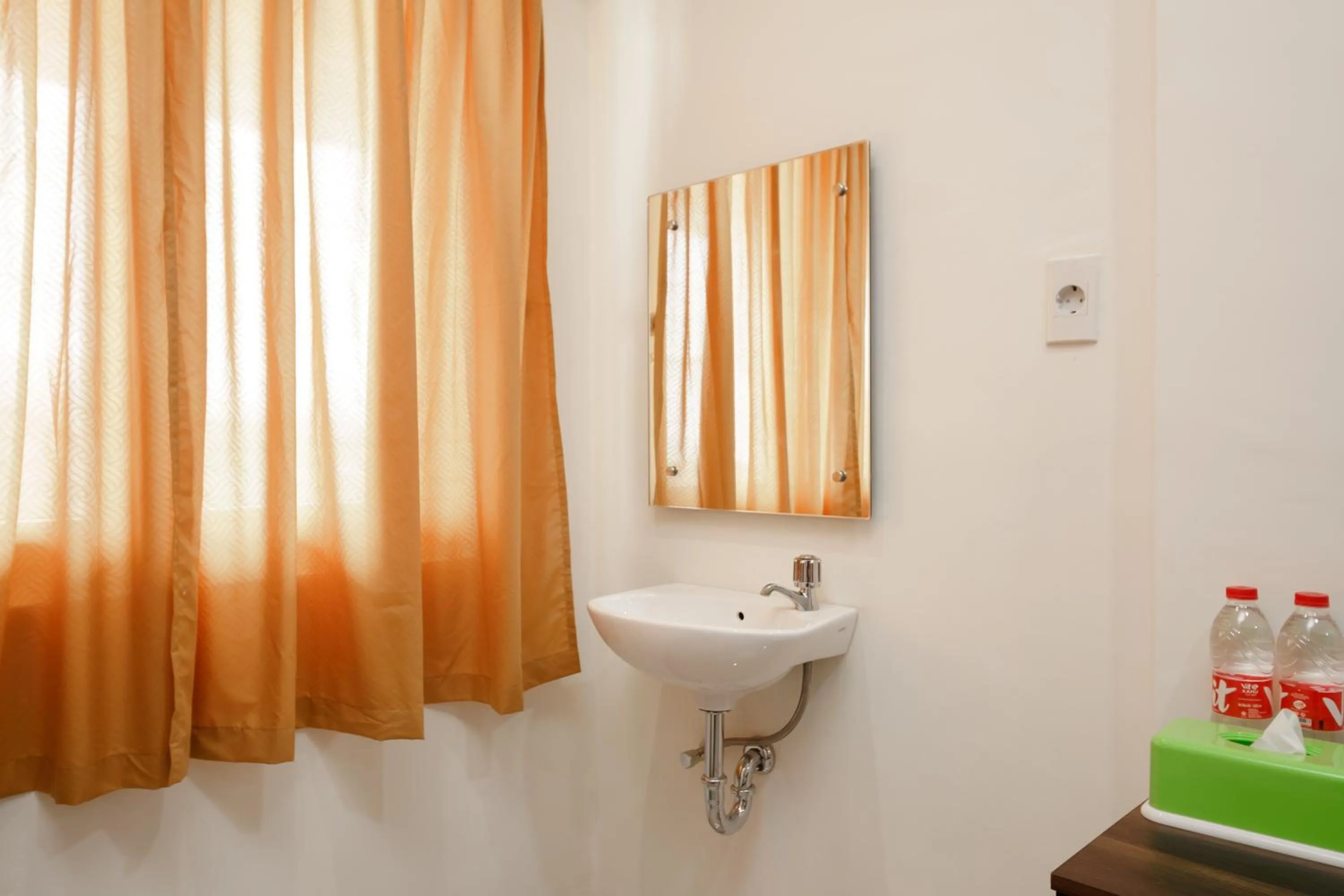 Bathroom in RedDoorz Syariah near Universitas Serambi Mekkah