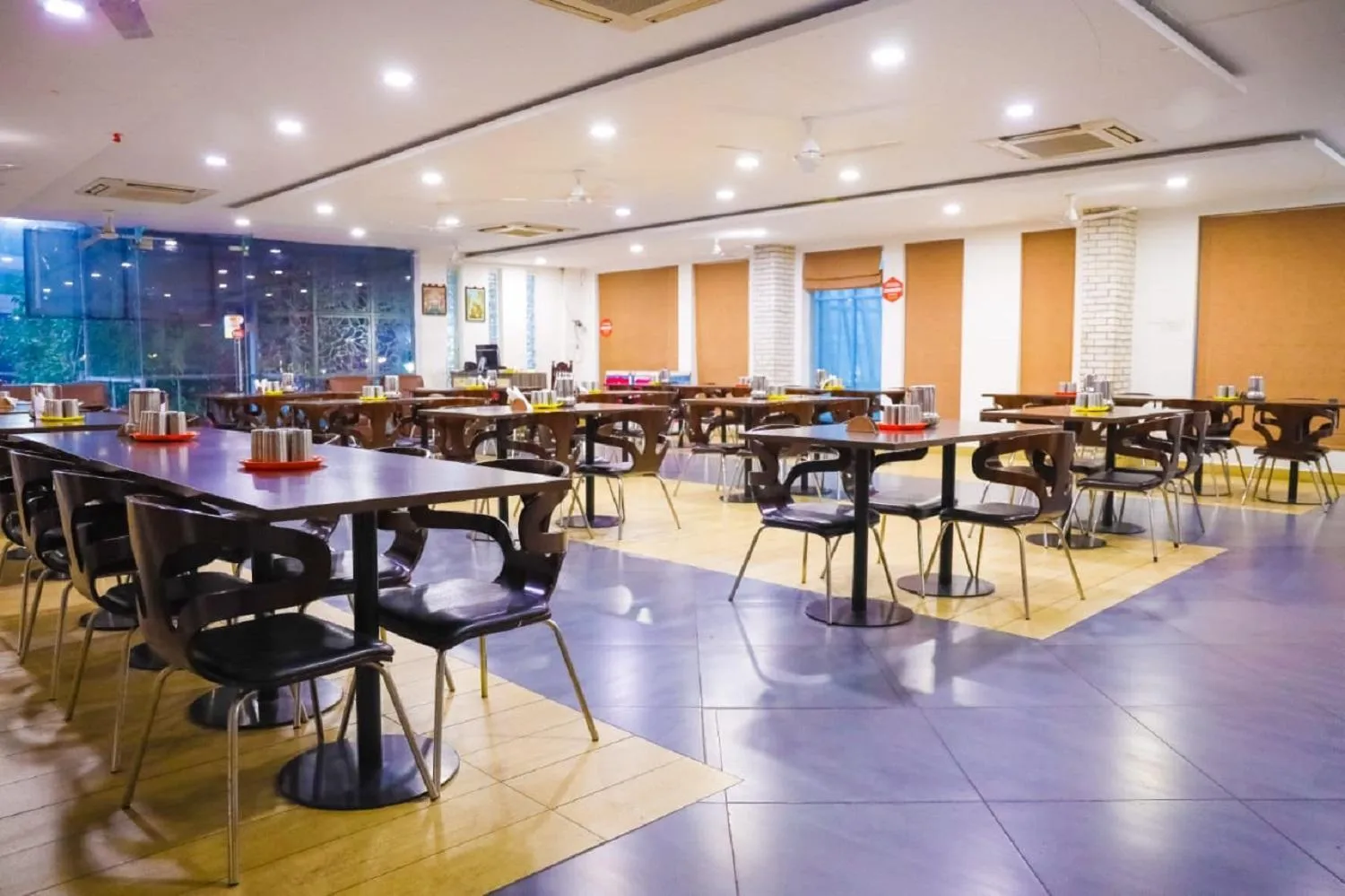 Restaurant/places to eat in First Inn Hotels Chennai