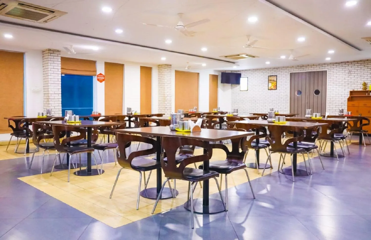 Restaurant/places to eat in First Inn Hotels Chennai