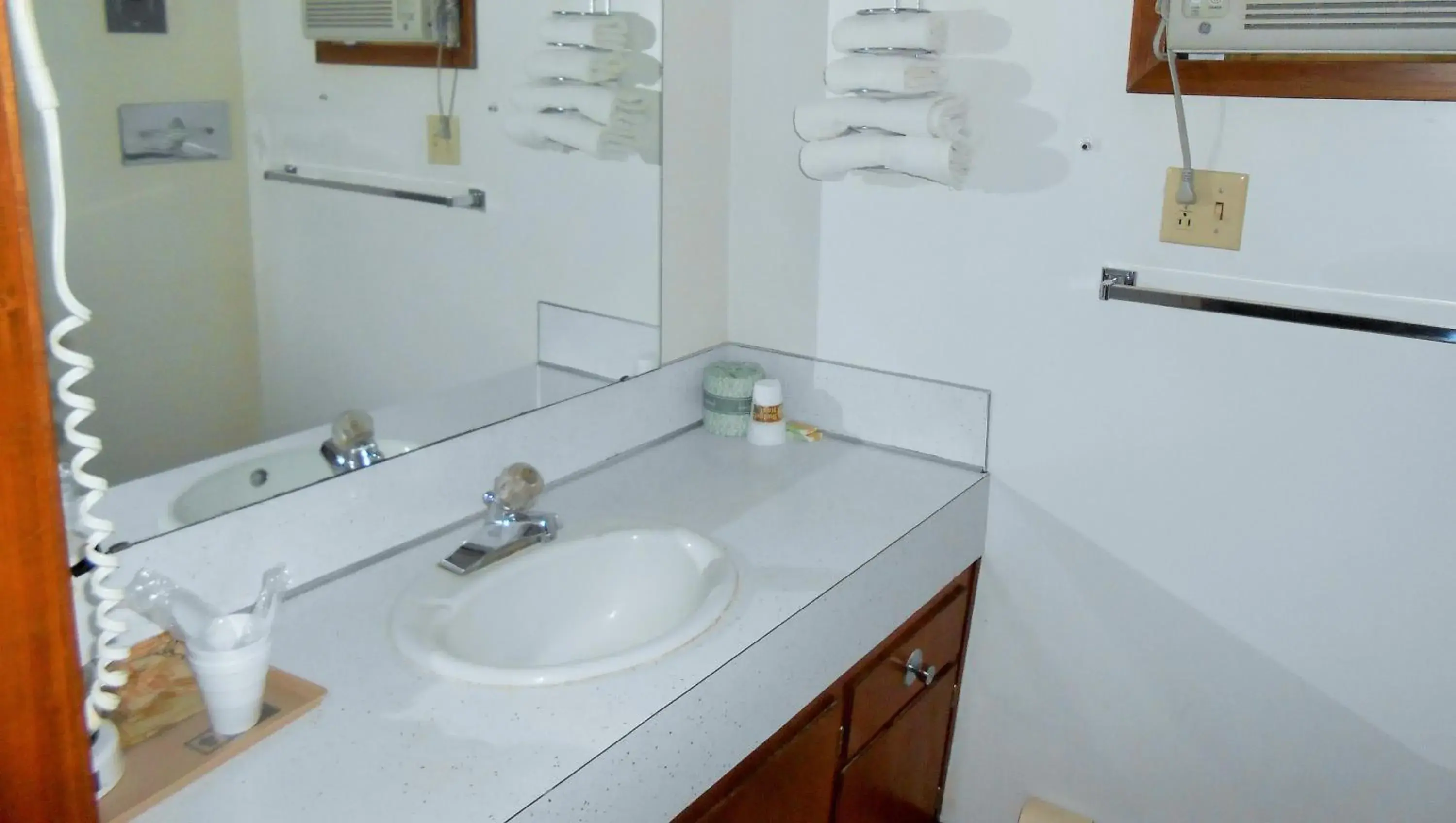 Queen Room with Two Queen Beds - Smoking in Budget Inn Queen Room with Two Queen Beds - Smoking in Budget Inn