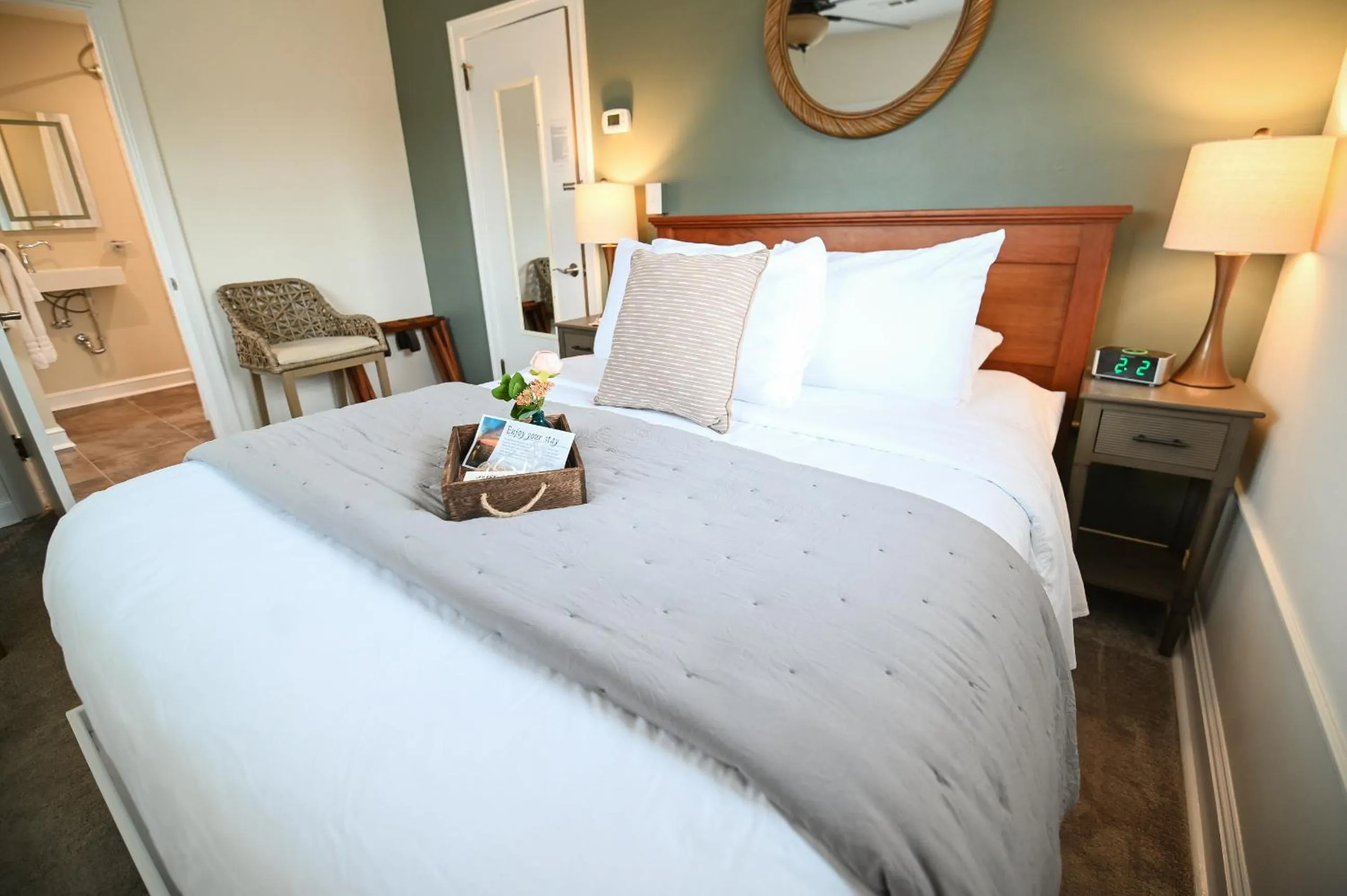 Bed in The Lakehouse Inn Geneva