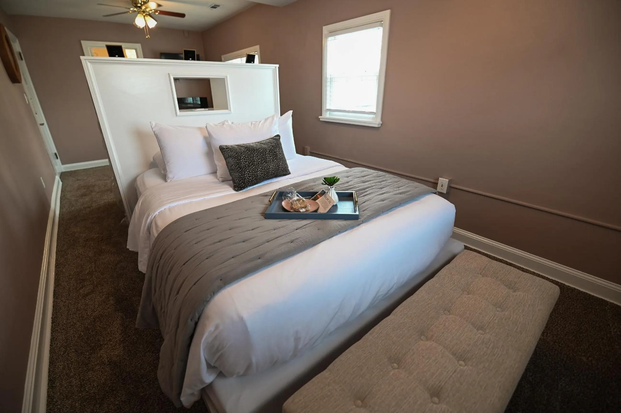 Bed in The Lakehouse Inn Geneva