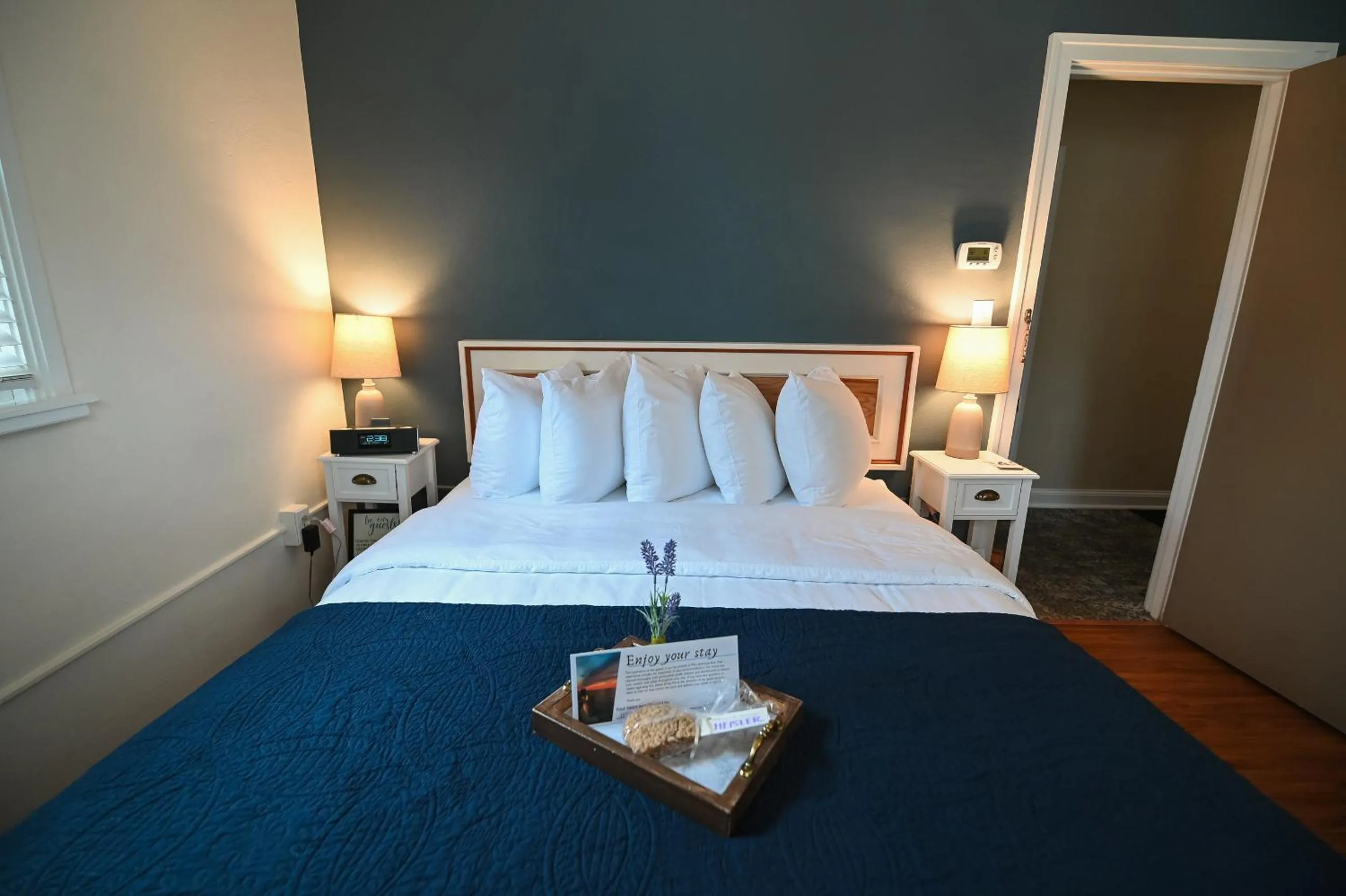 Bed in The Lakehouse Inn Geneva