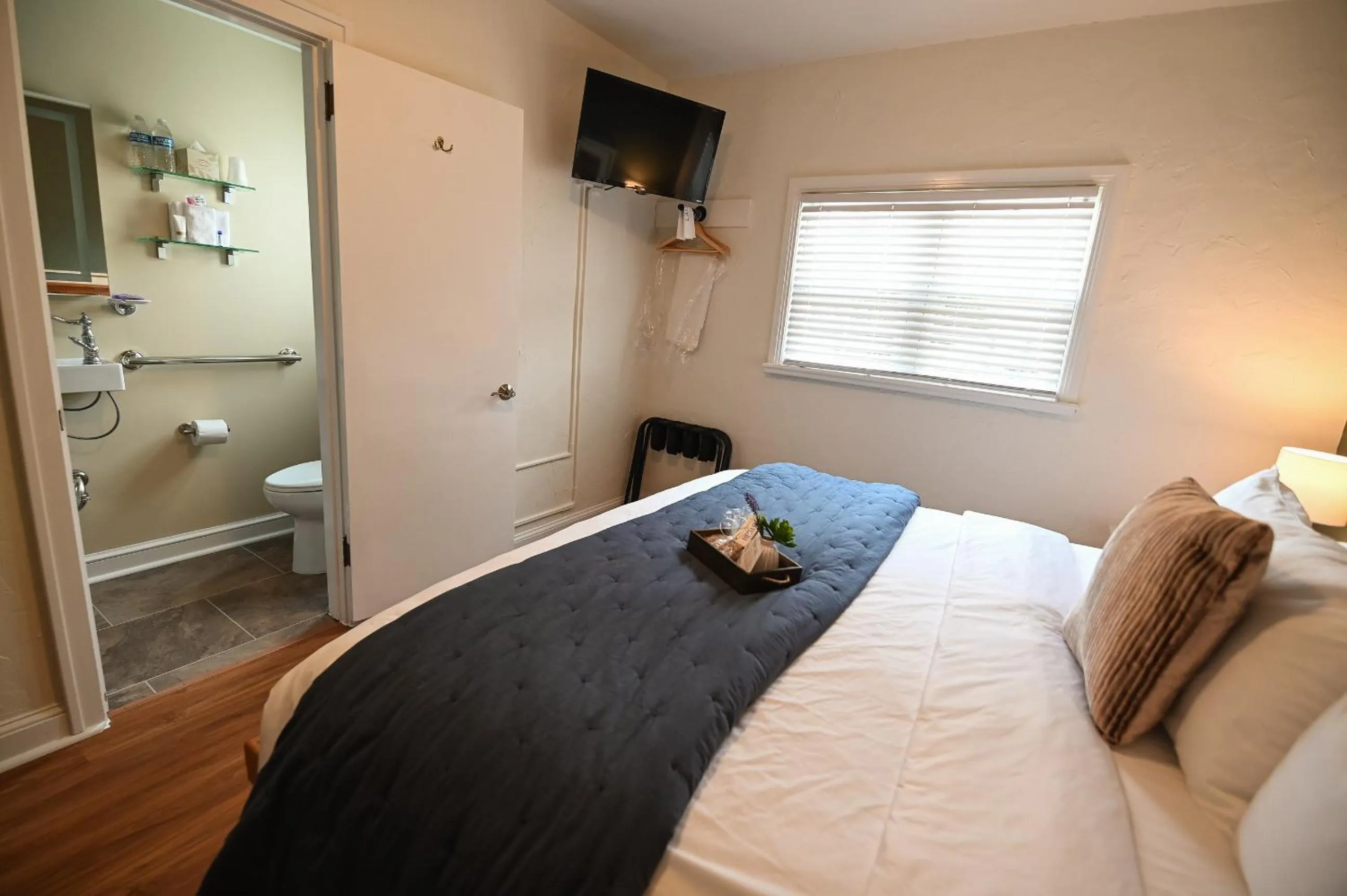 Bedroom, Bed in The Lakehouse Inn Geneva