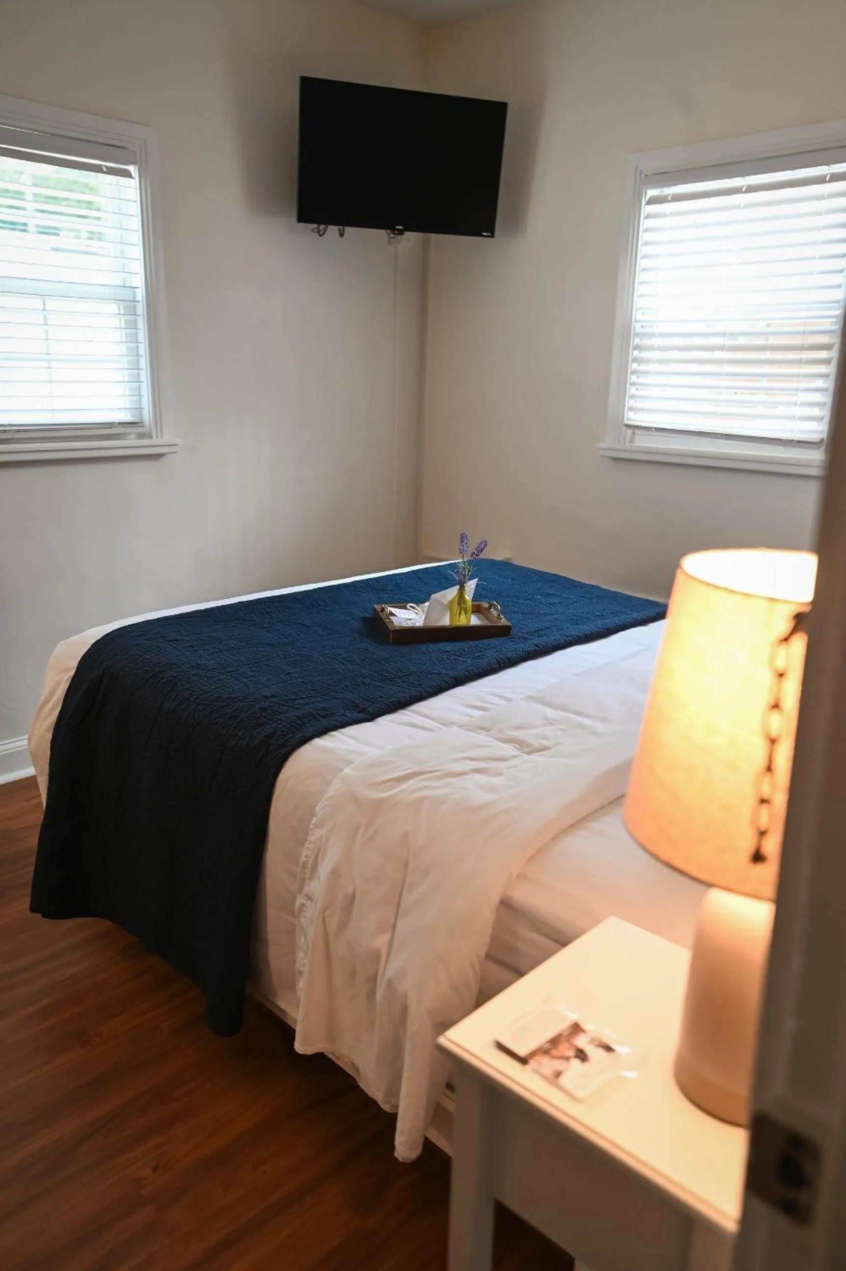 Bed in The Lakehouse Inn Geneva