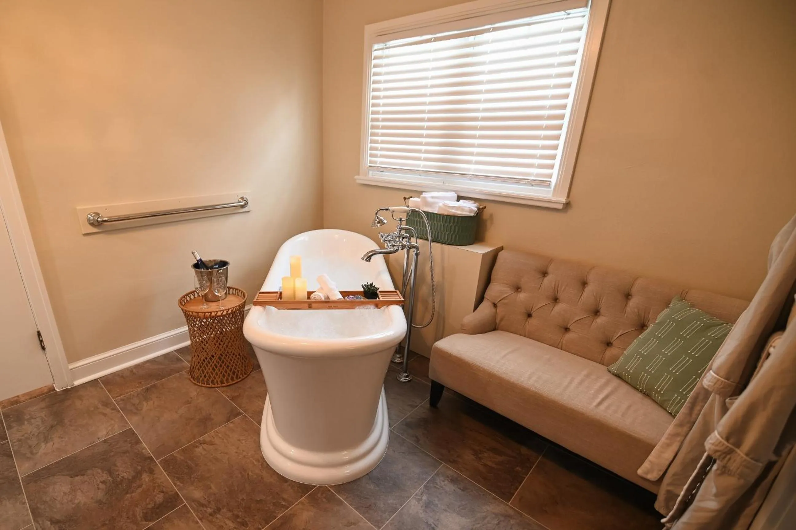 Bath in The Lakehouse Inn Geneva