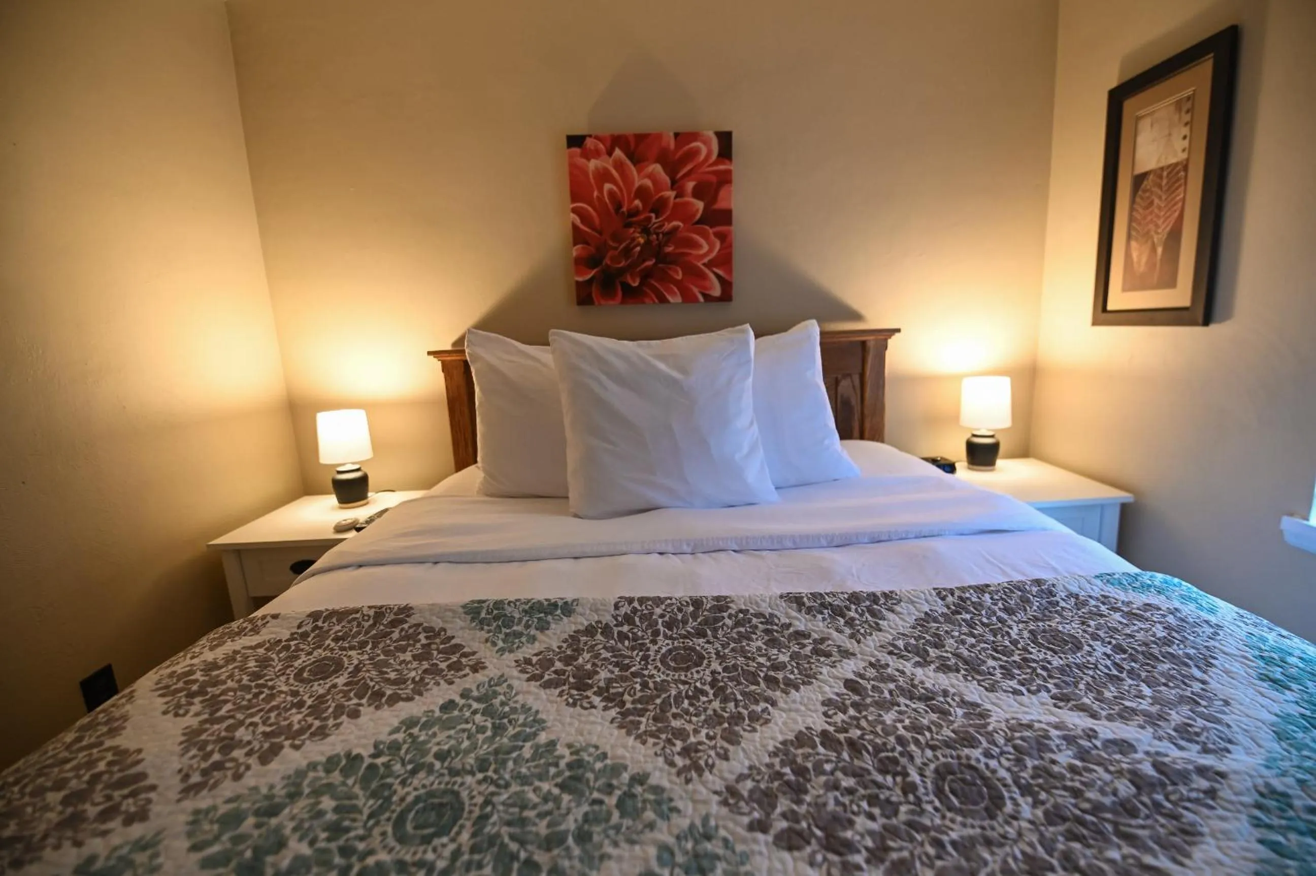 Bed in The Lakehouse Inn Geneva