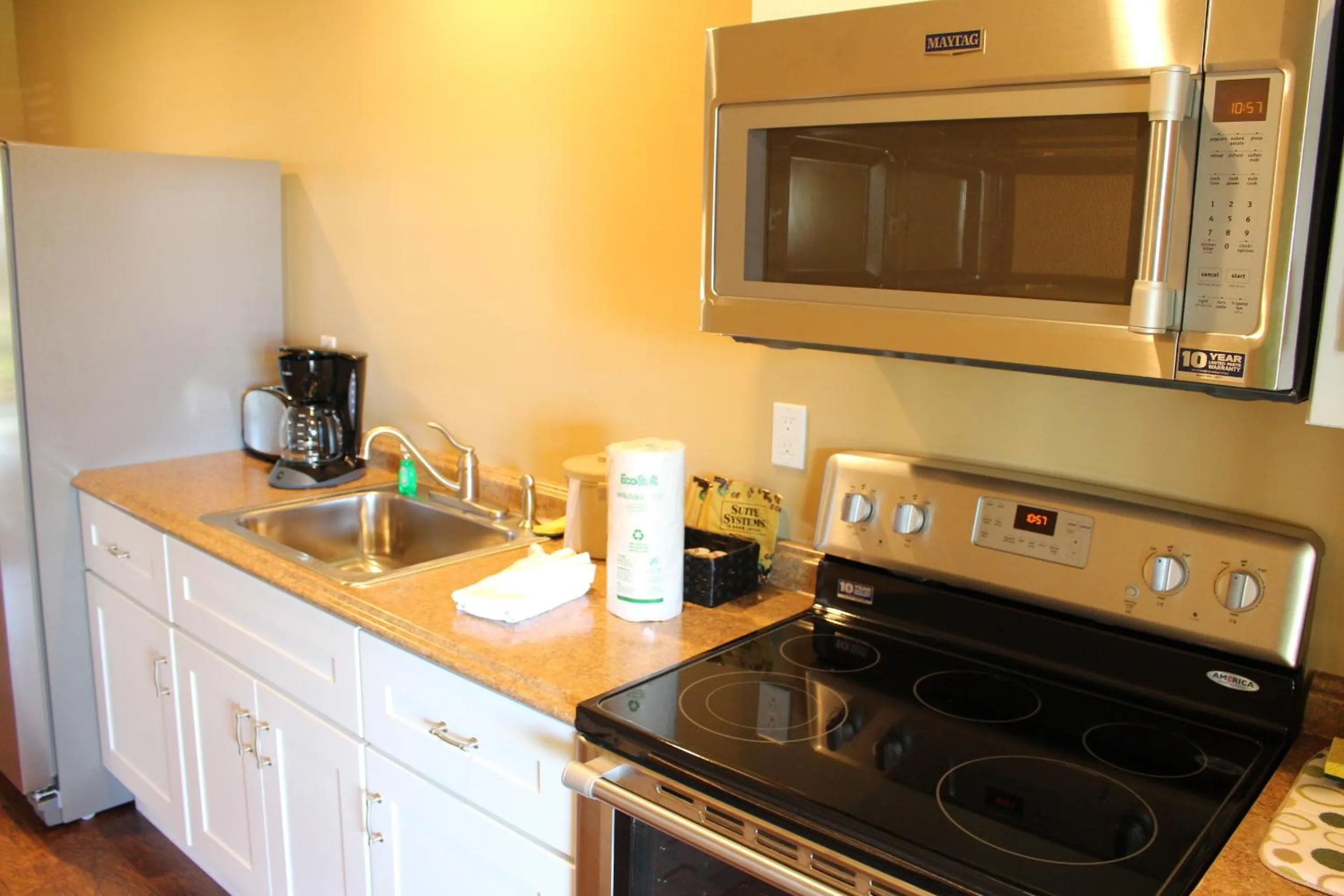 Kitchen or kitchenette in The Conch House Marina Resort