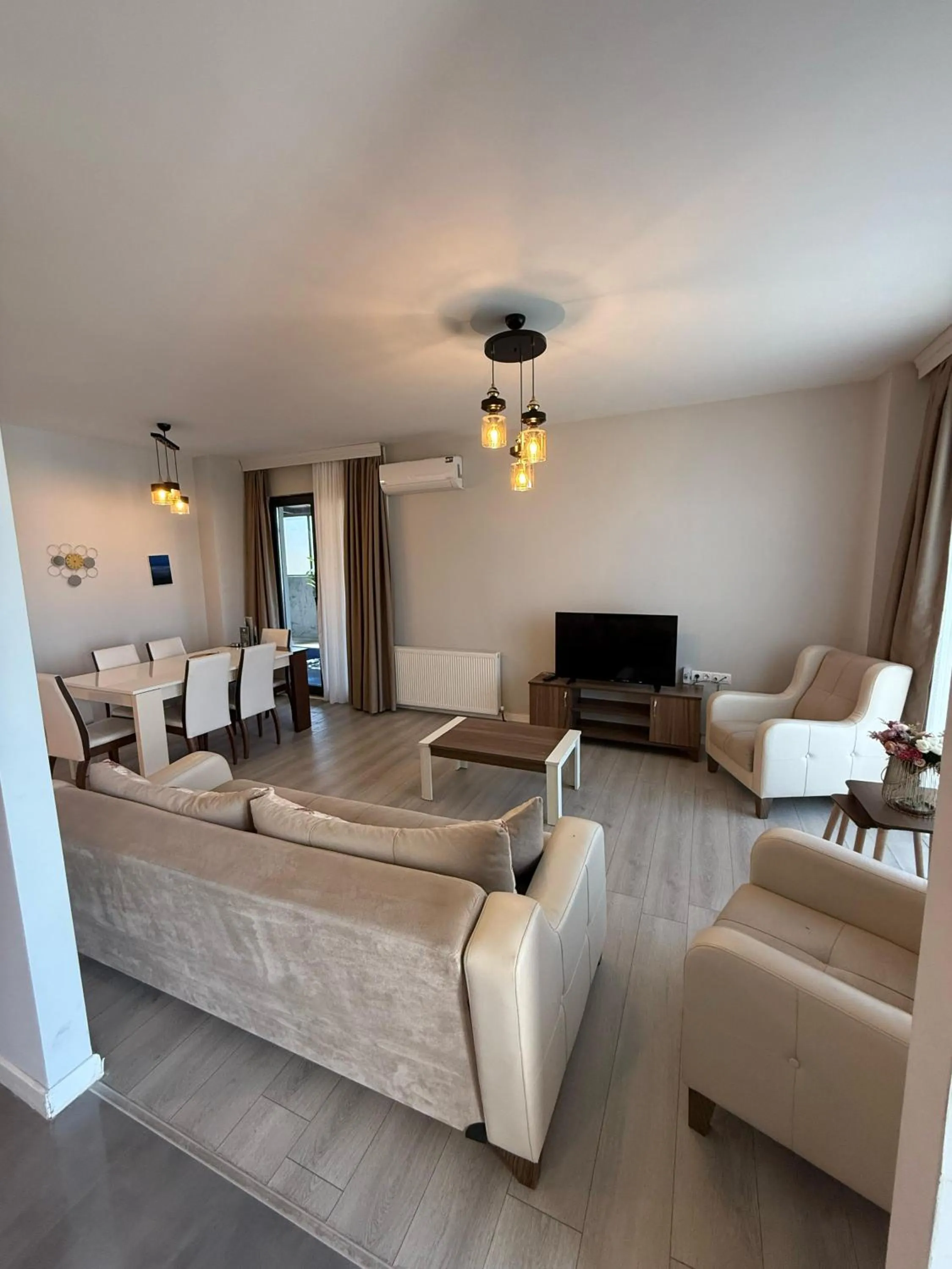 TV and multimedia in Green Hills Suites