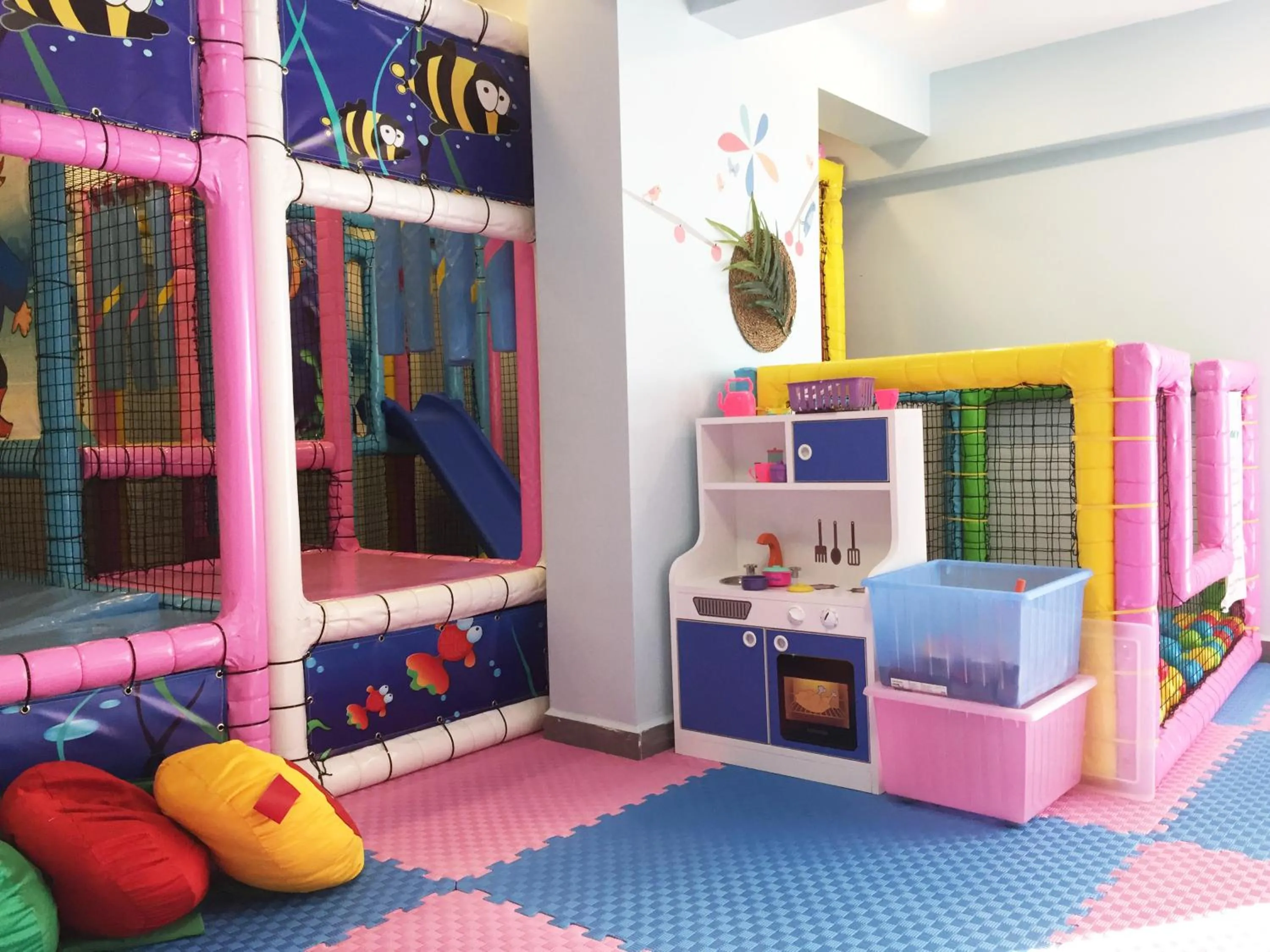 Kids's club in Green Hills Suites