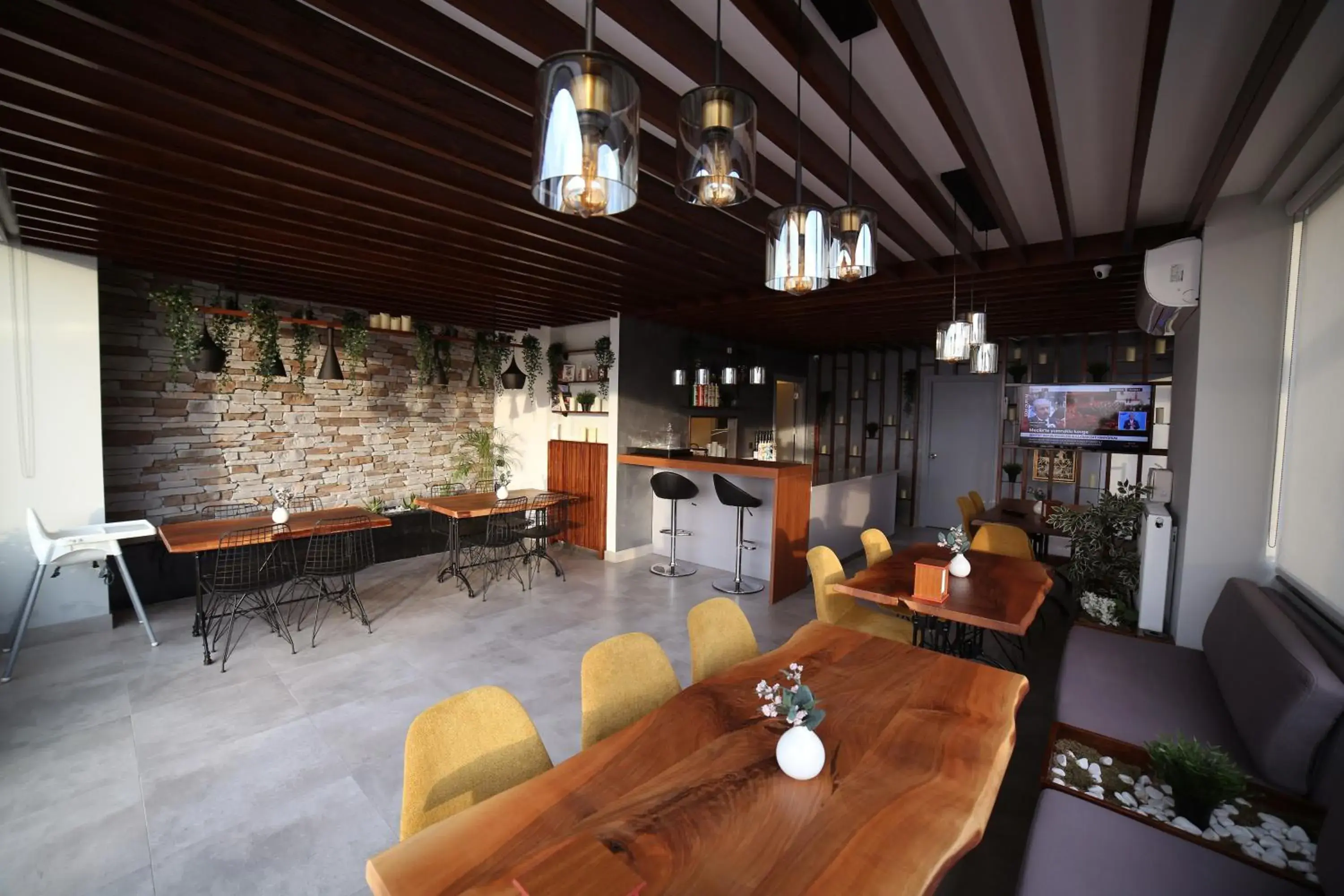 Restaurant/places to eat in Green Hills Suites Restaurant/places to eat in Green Hills Suites