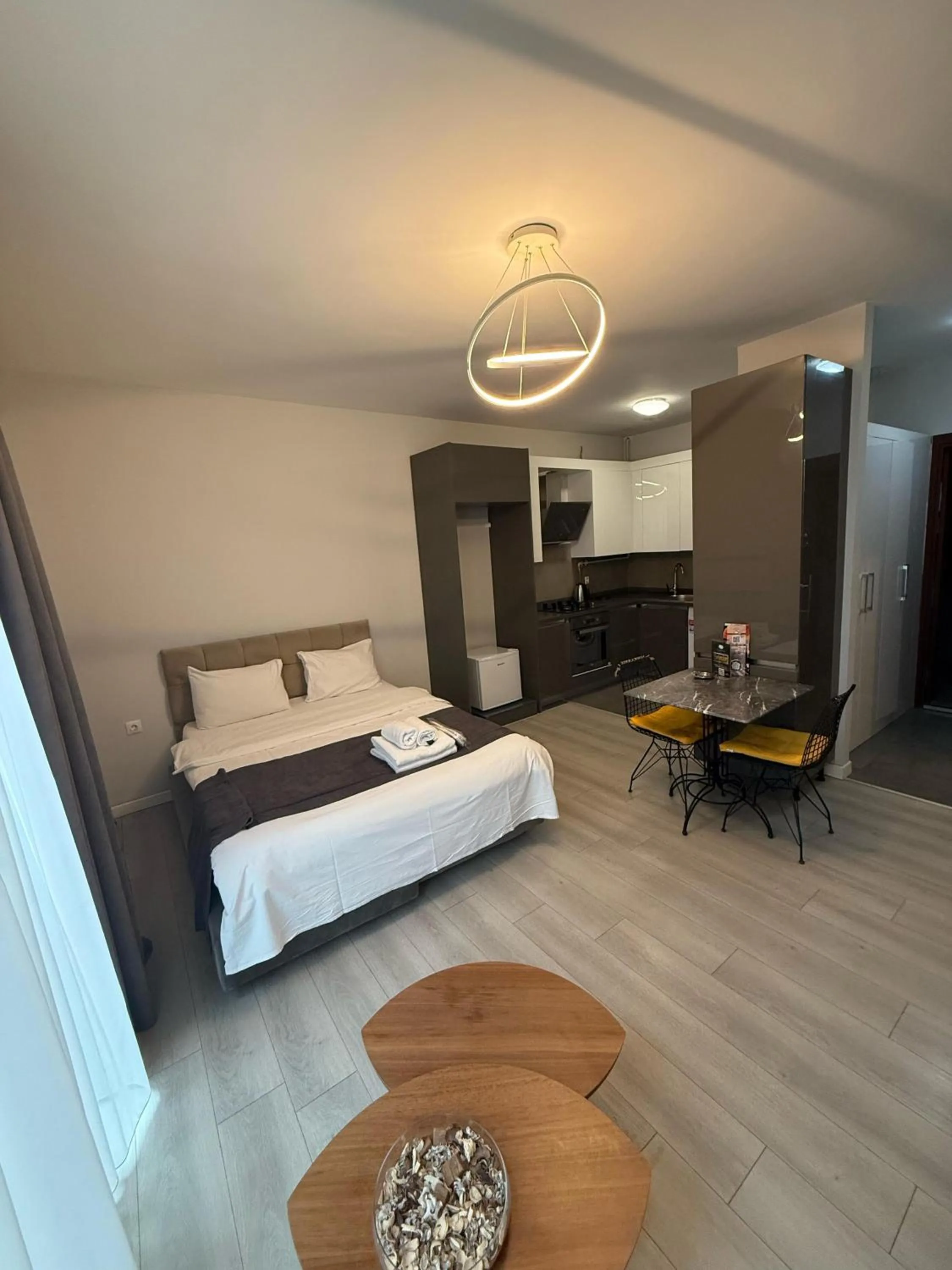 Kitchen or kitchenette, Bed in Green Hills Suites