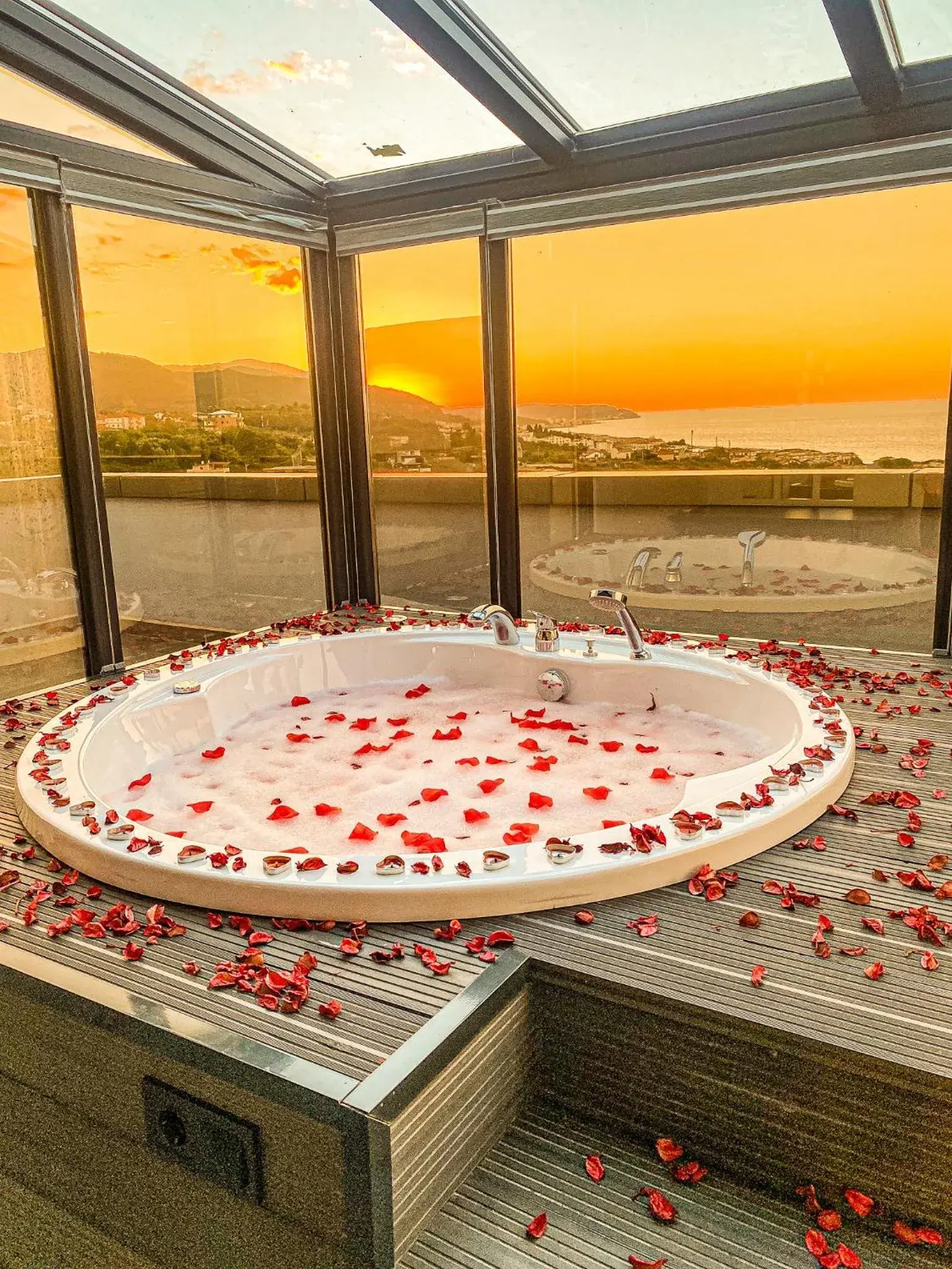 Suite with Hot Tub in Green Hills Suites Suite with Hot Tub in Green Hills Suites