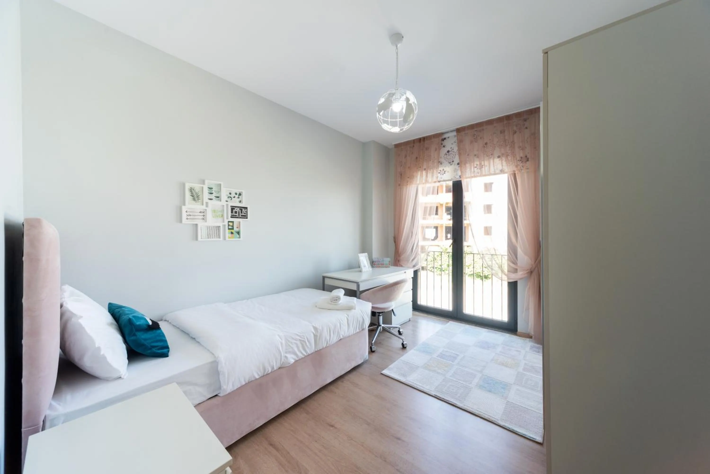 Bed in Green Hills Suites