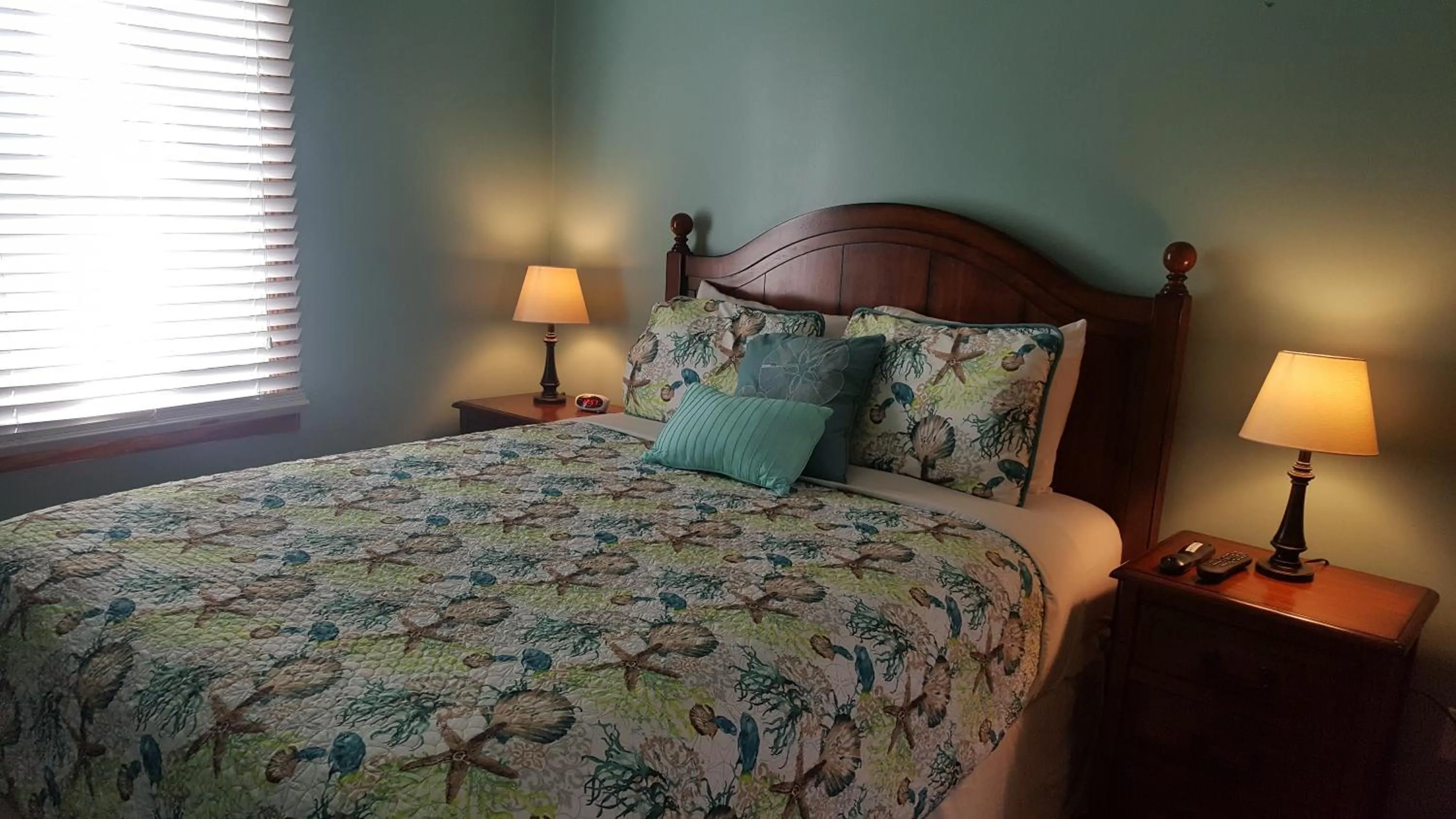 Bed in Courtney's Place Historic Cottages & Inns