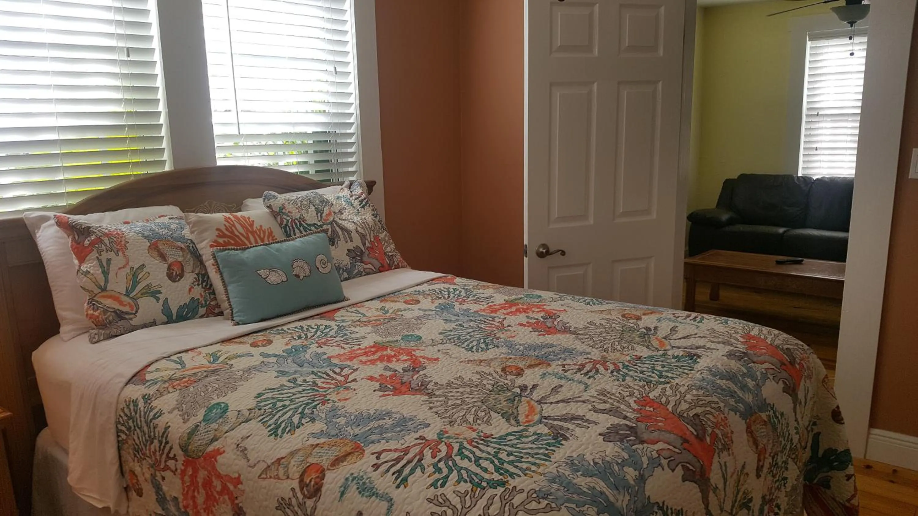 Bed in Courtney's Place Historic Cottages & Inns