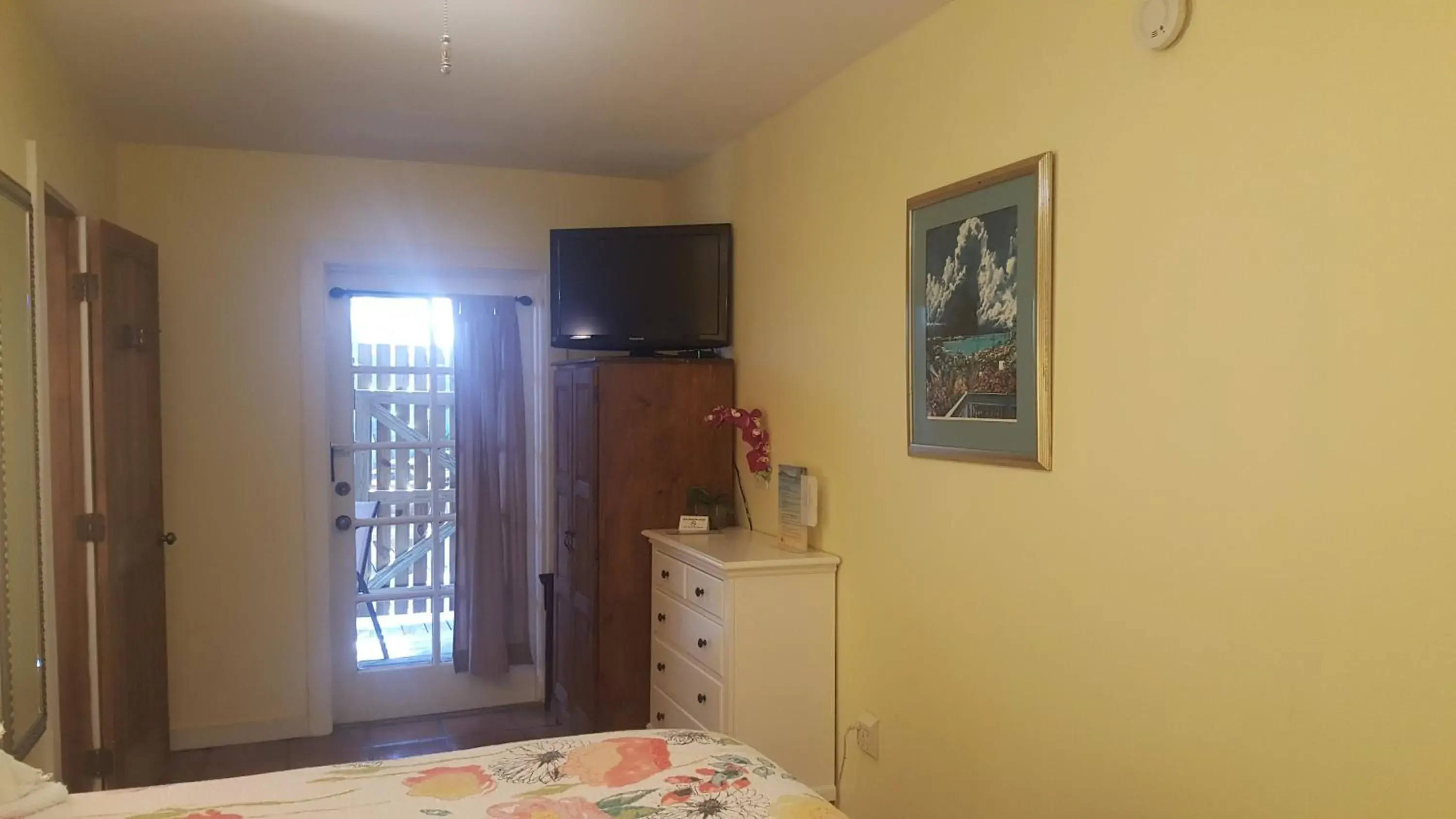 Queen Room ( Unit C9) in Courtney's Place Historic Cottages & Inns Queen Room ( Unit C9) in Courtney's Place Historic Cottages & Inns