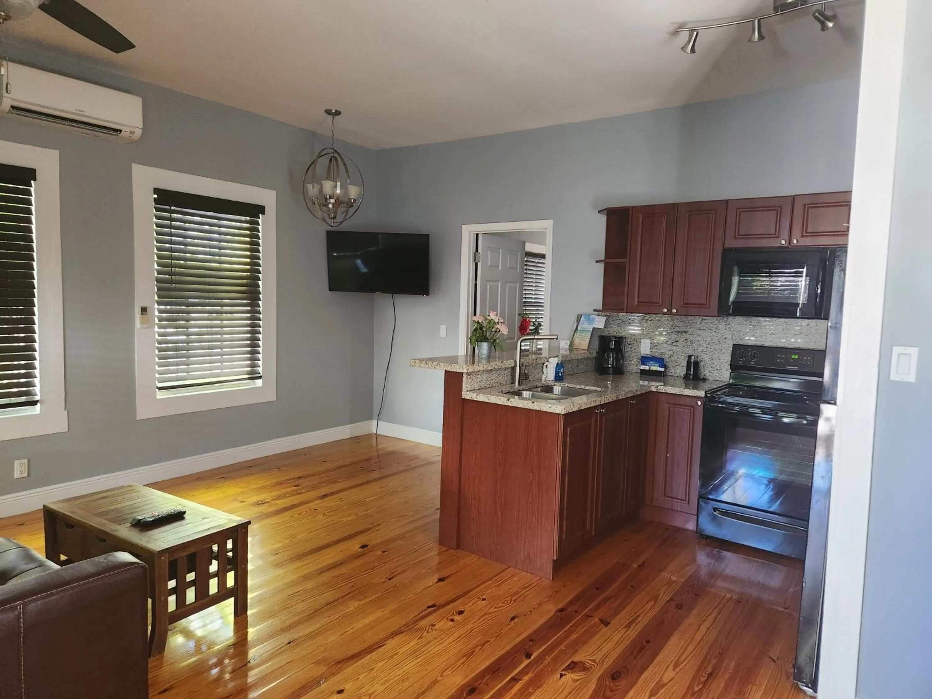 Courtney's Place Historic Cottages & Inns