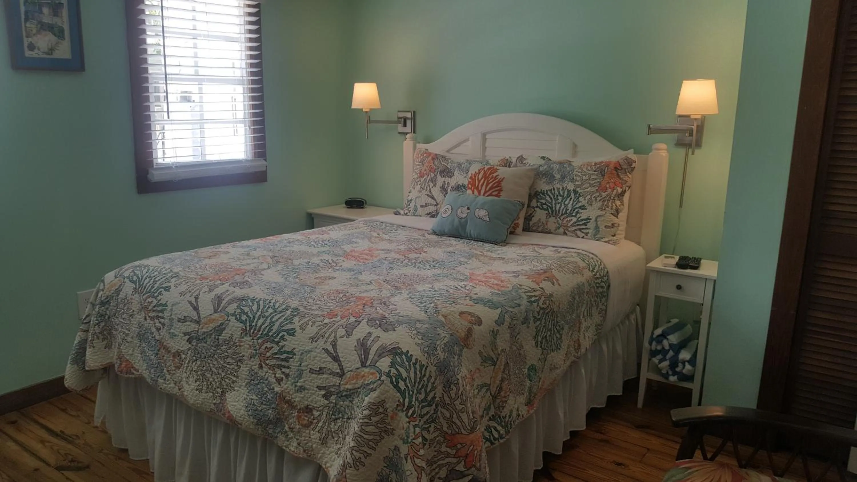 Bed in Courtney's Place Historic Cottages & Inns