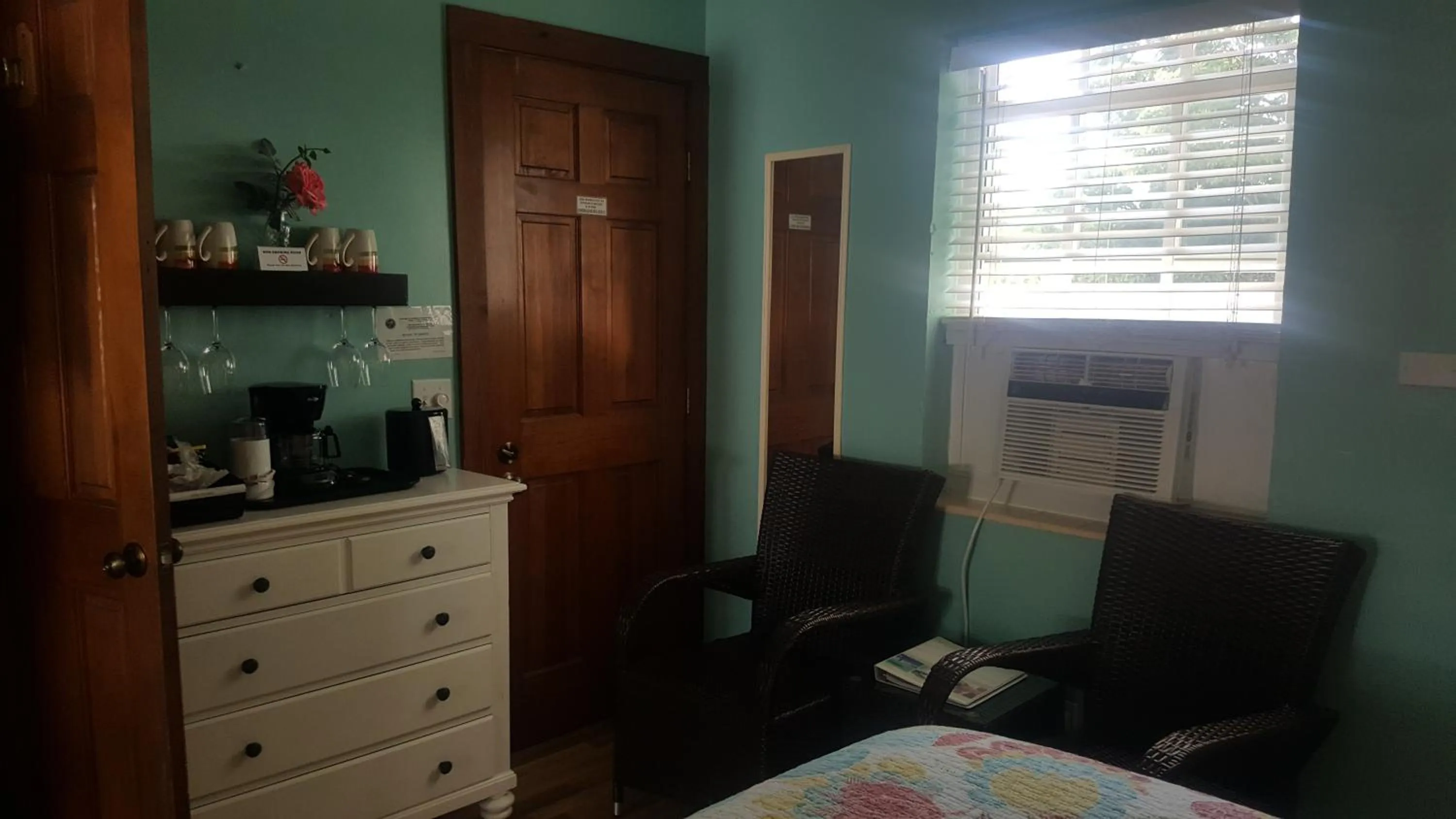 Bed in Courtney's Place Historic Cottages & Inns