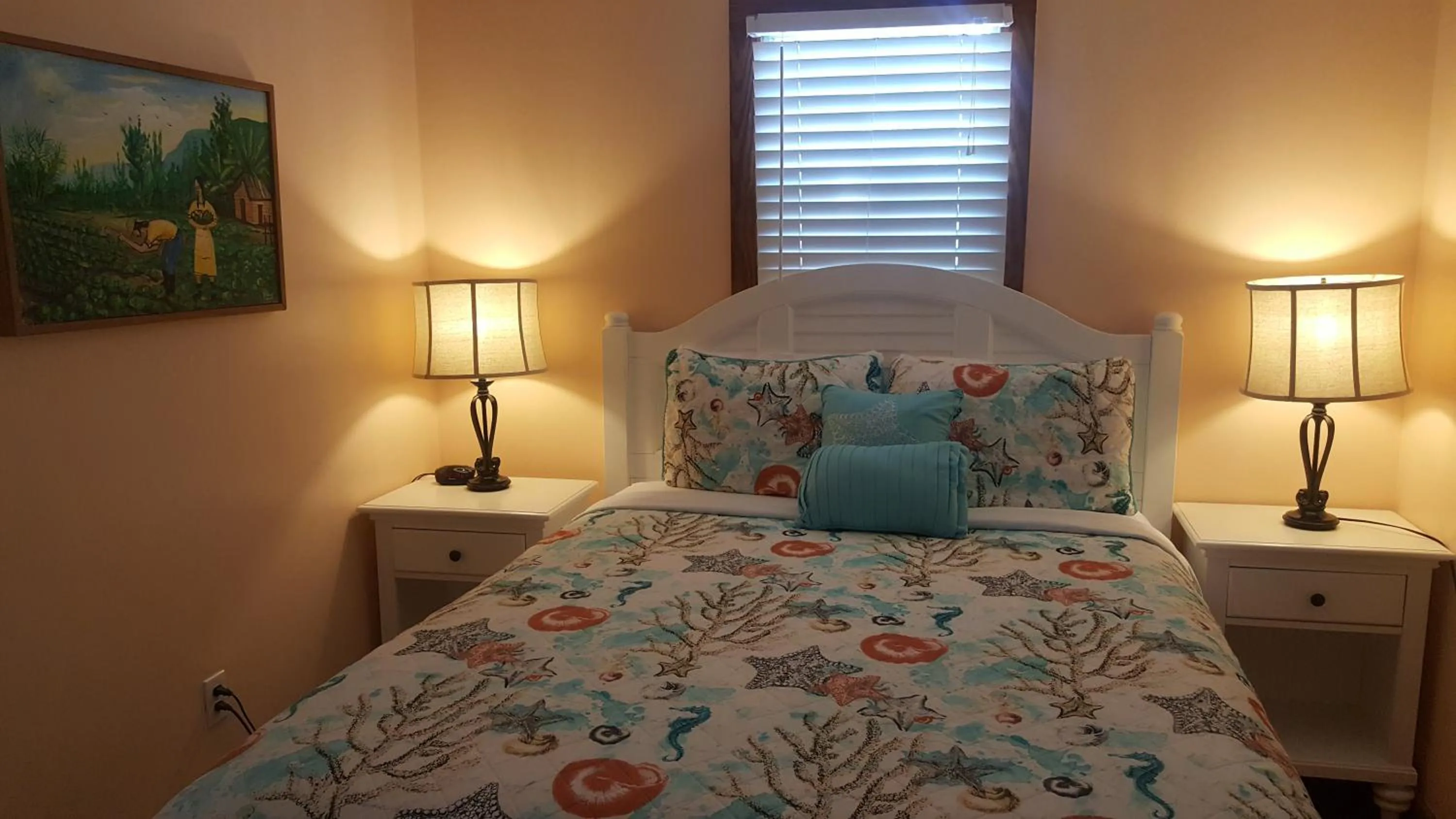 Bed in Courtney's Place Historic Cottages & Inns