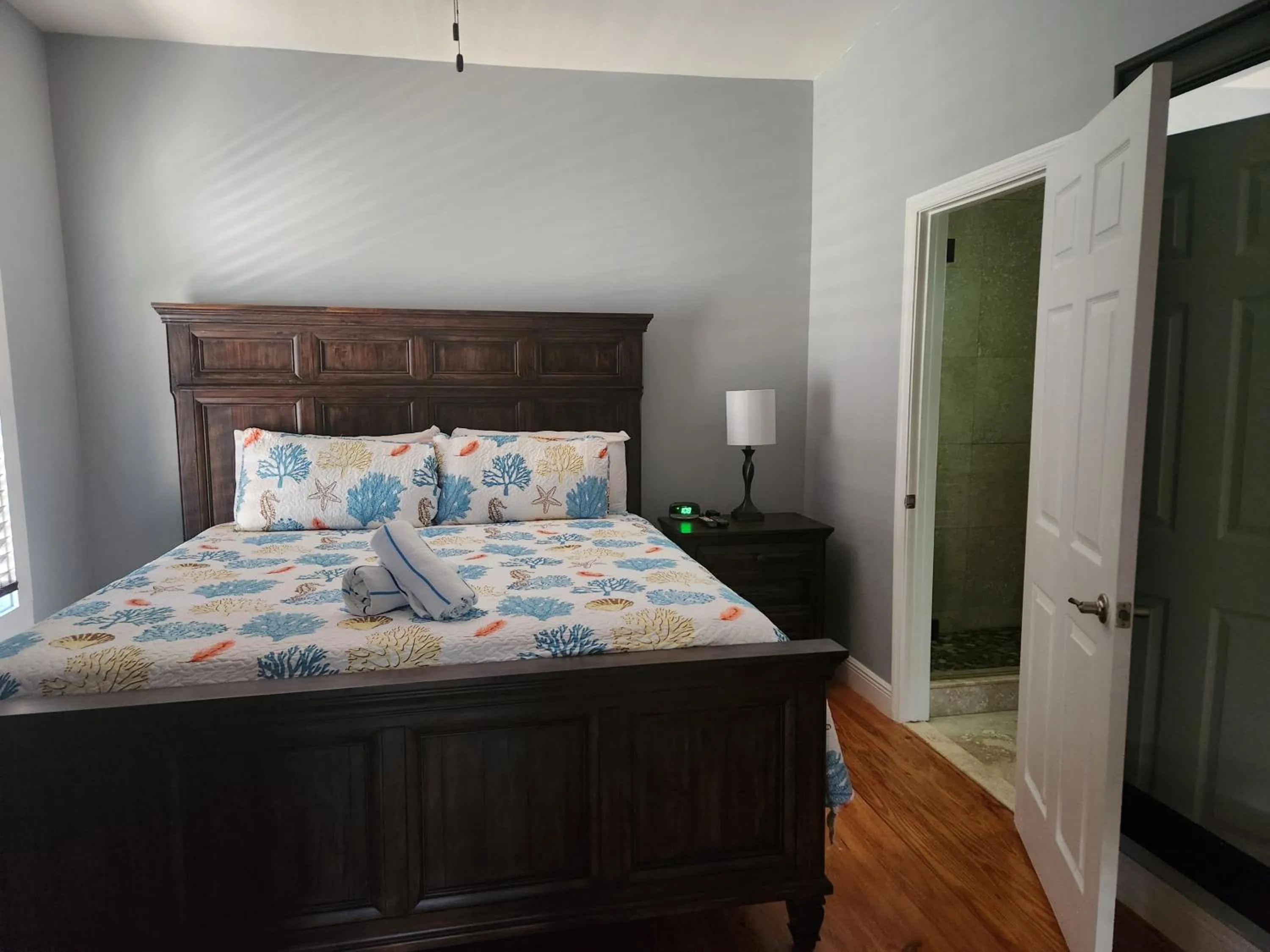 Bed in Courtney's Place Historic Cottages & Inns