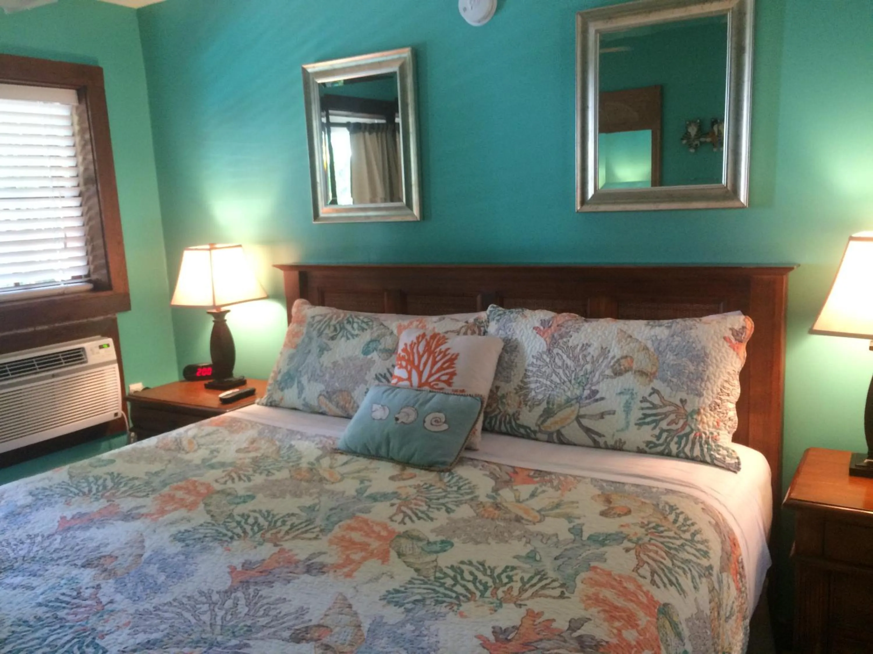 Bed in Courtney's Place Historic Cottages & Inns