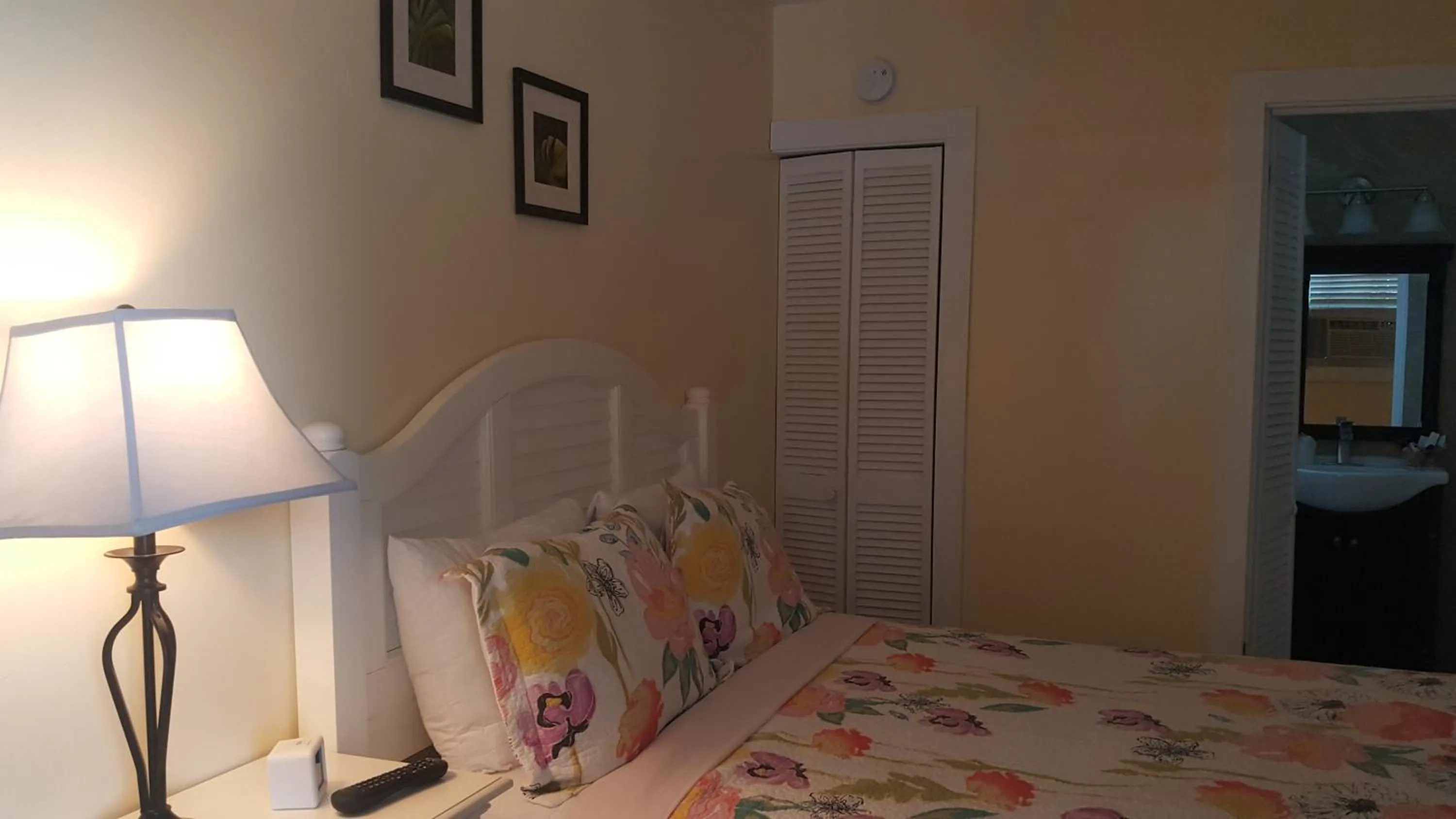 Bed in Courtney's Place Historic Cottages & Inns