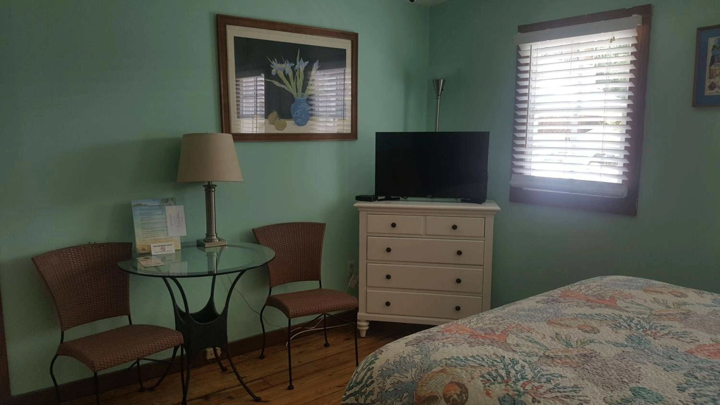 Bed in Courtney's Place Historic Cottages & Inns