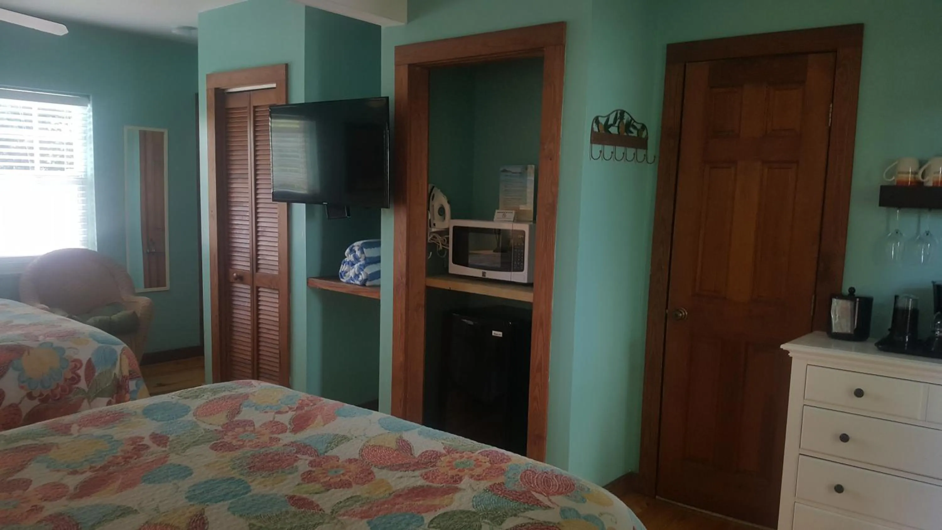 Bed in Courtney's Place Historic Cottages & Inns