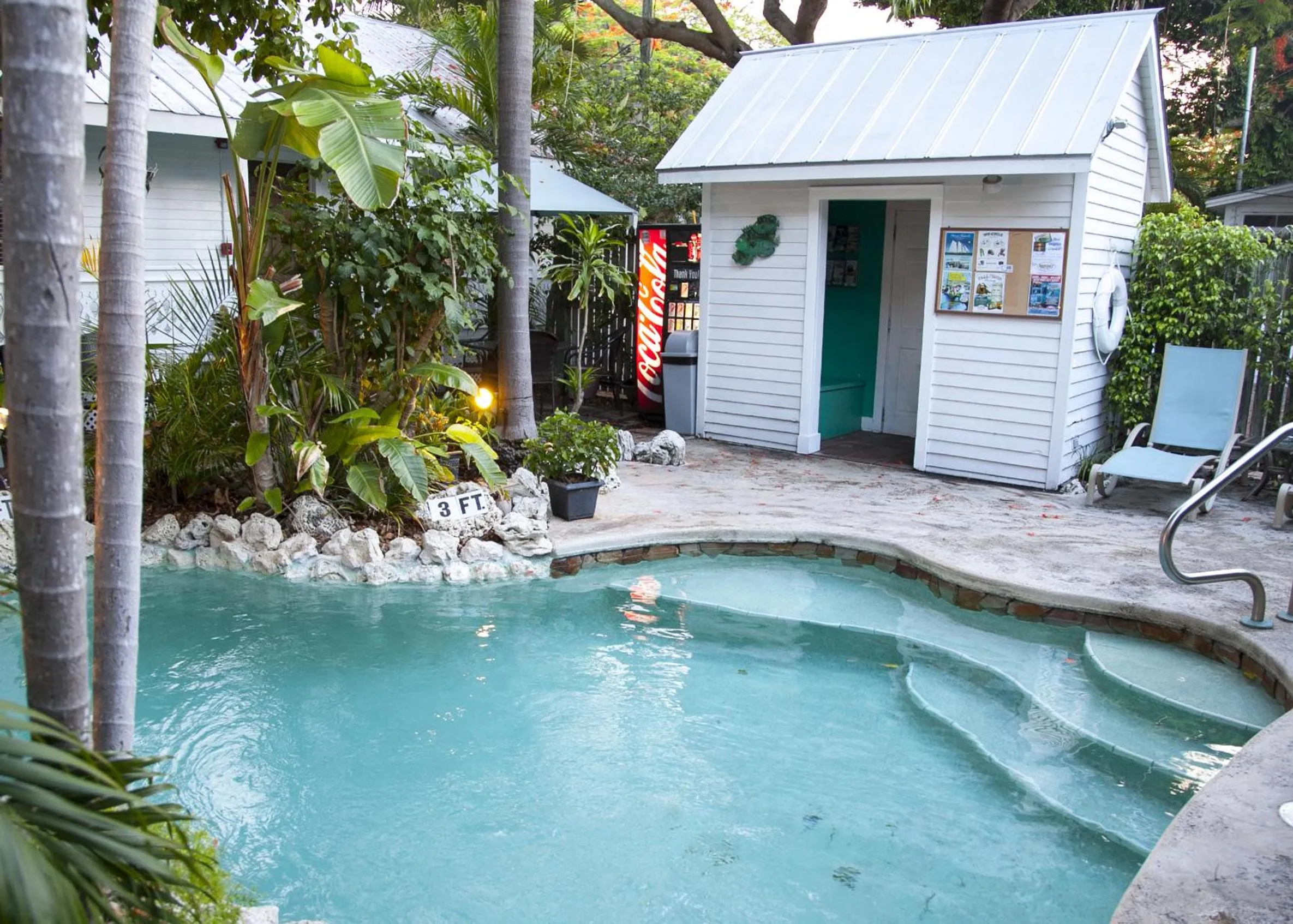 Swimming pool in Courtney's Place Historic Cottages & Inns