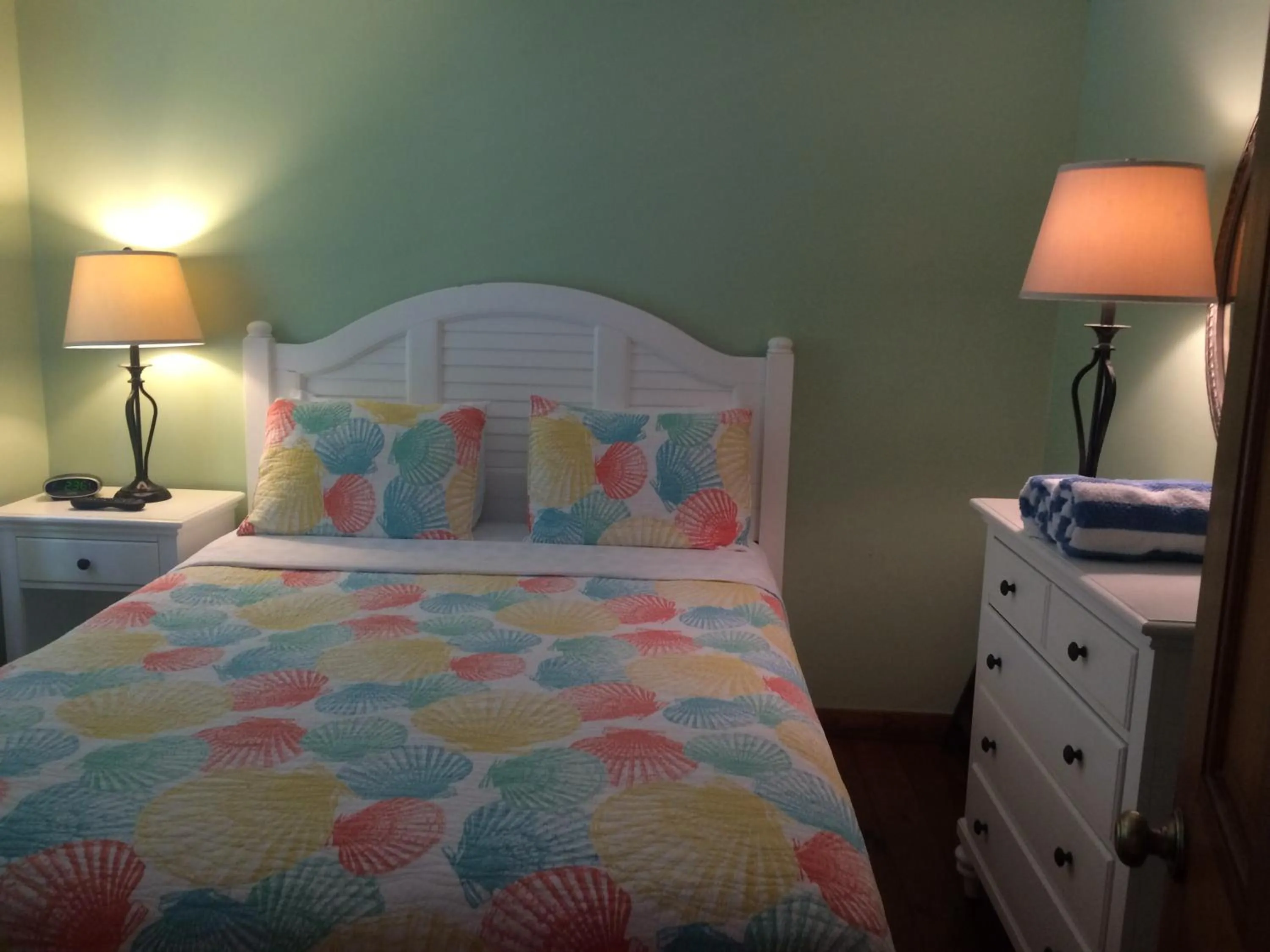 Bed in Courtney's Place Historic Cottages & Inns