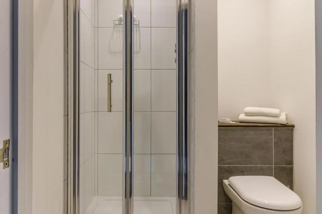 Bathroom in OYO Ruby Pub & Hotel