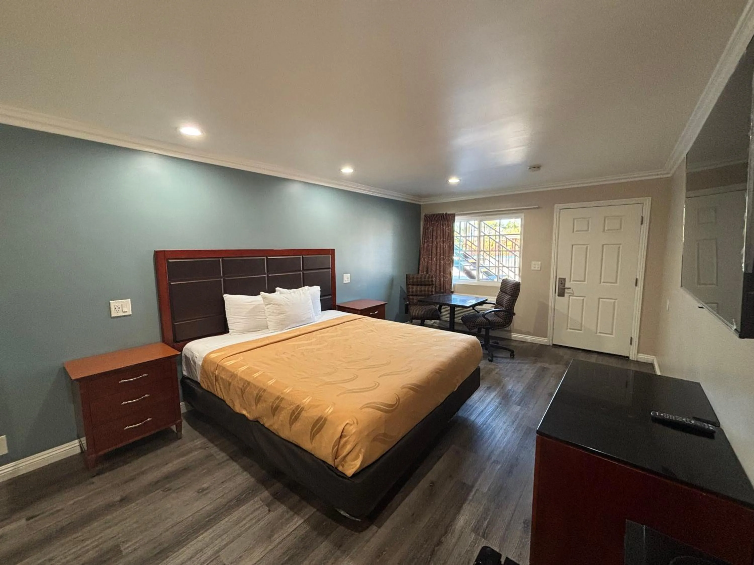 Bed in Economy Inn - Burbank Airport