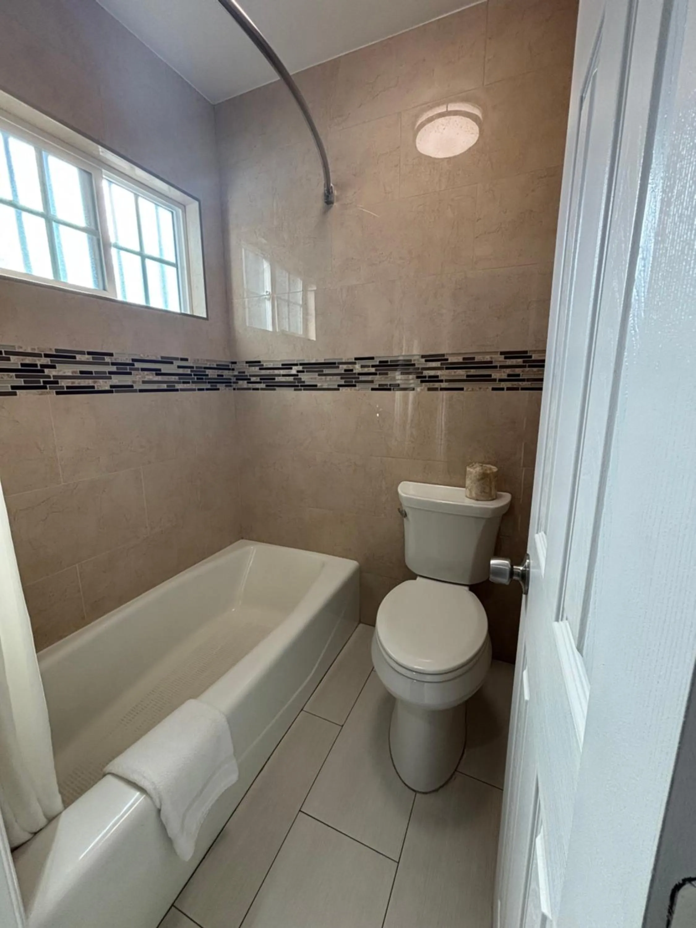 Toilet in Economy Inn - Burbank Airport