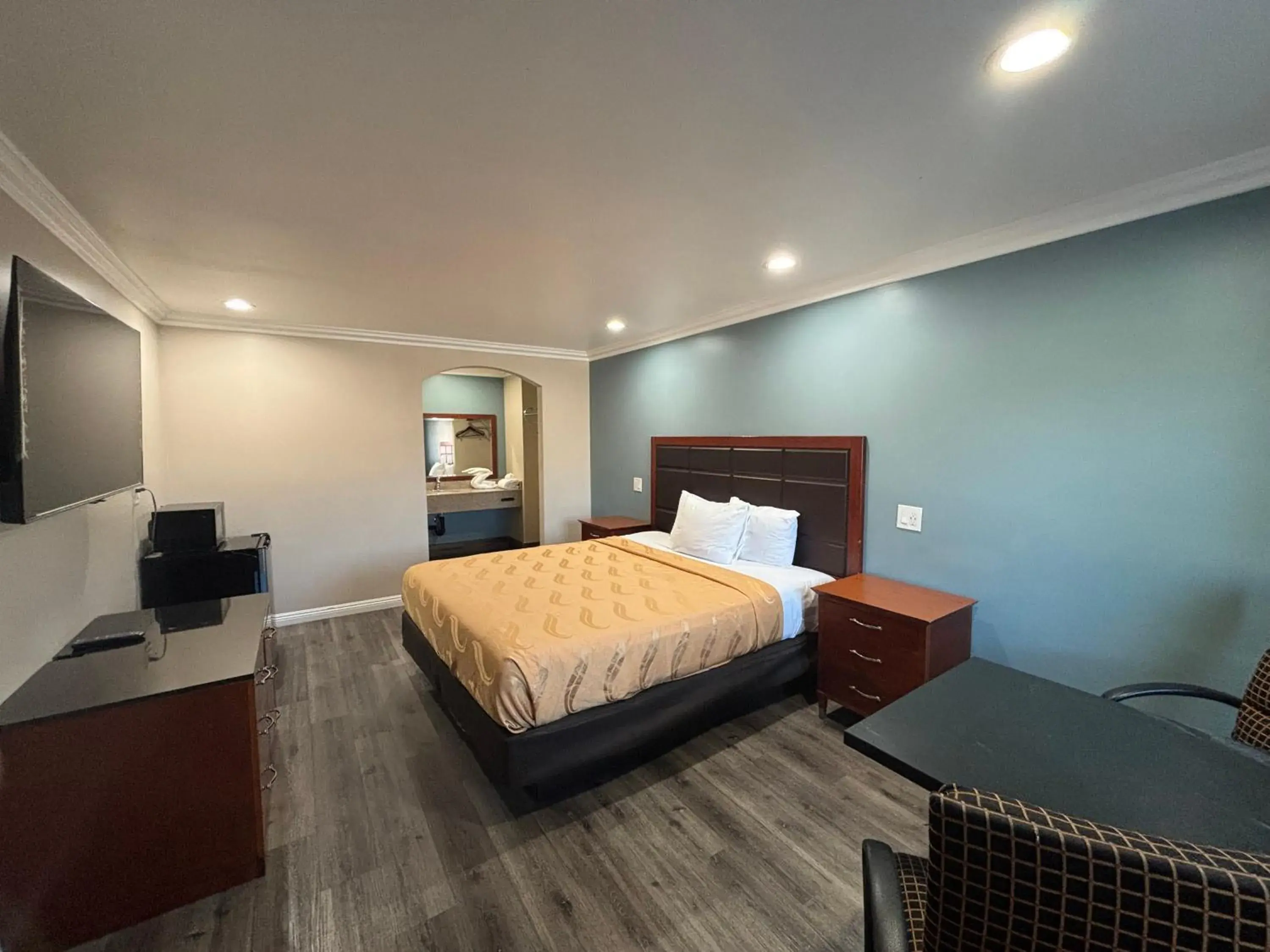 King Room - Non-Smoking in Economy Inn - Burbank Airport King Room - Non-Smoking in Economy Inn - Burbank Airport