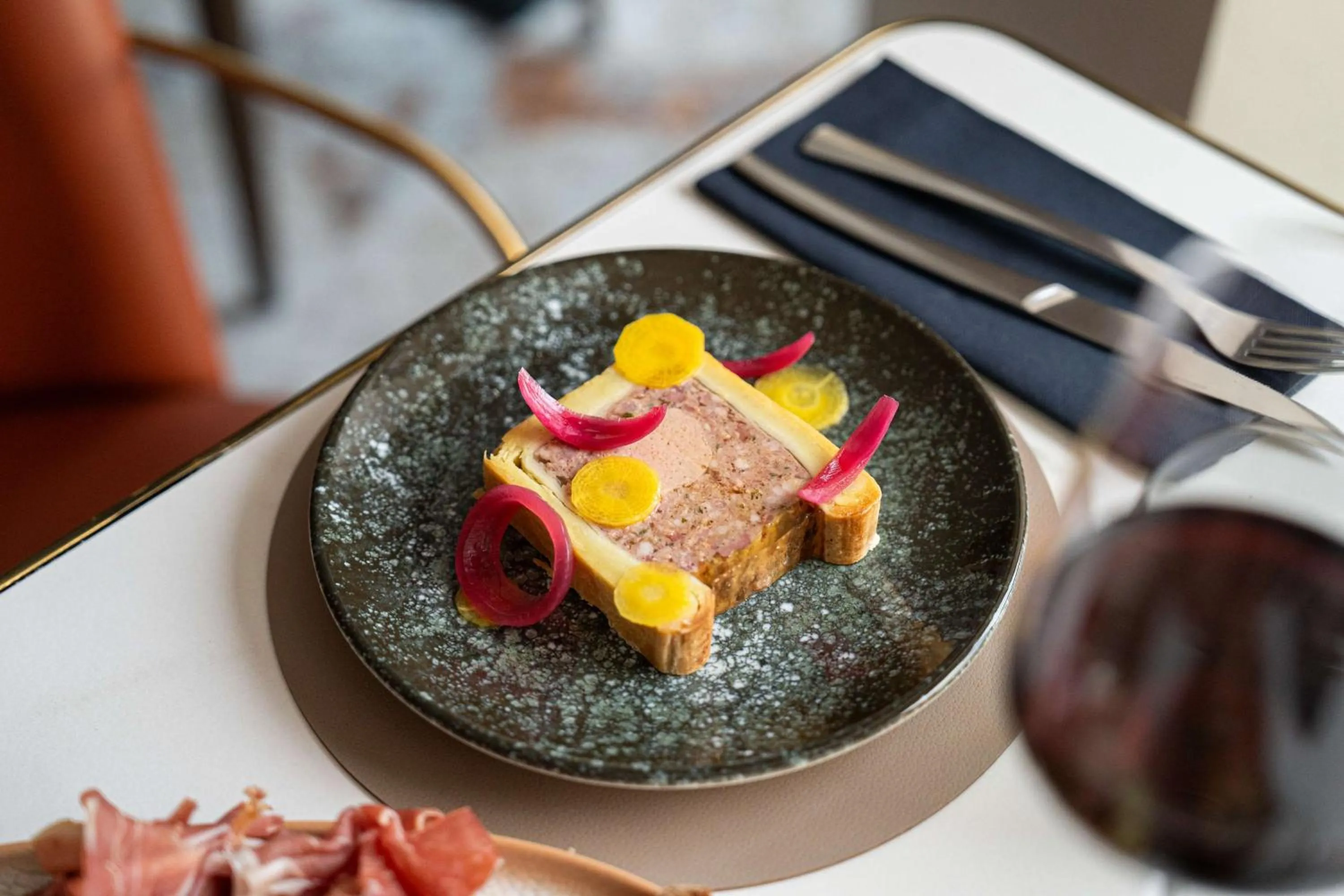 Lounge or bar in Radisson Blu Hotel, Lyon