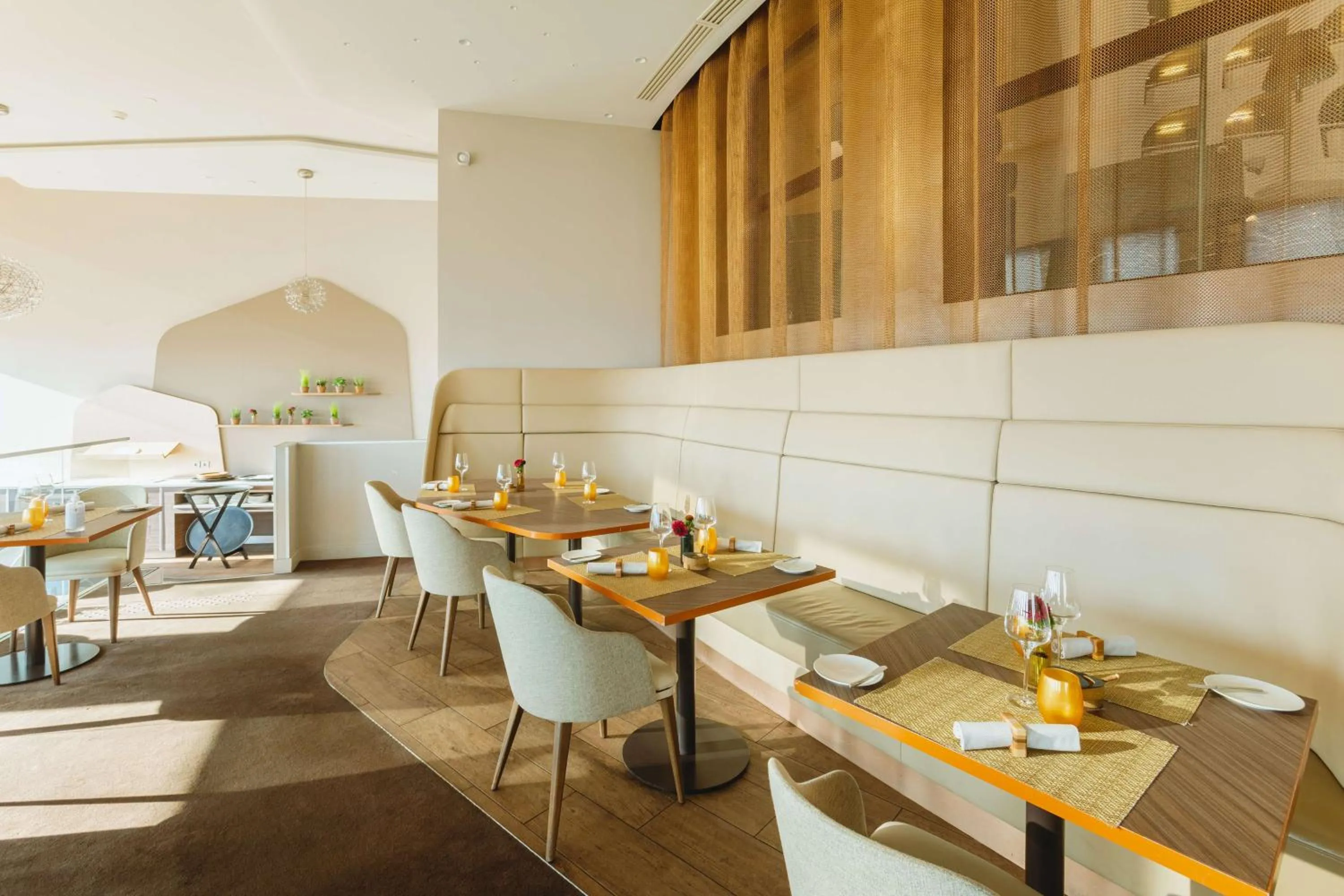 Restaurant/places to eat in Radisson Blu Hotel, Lyon