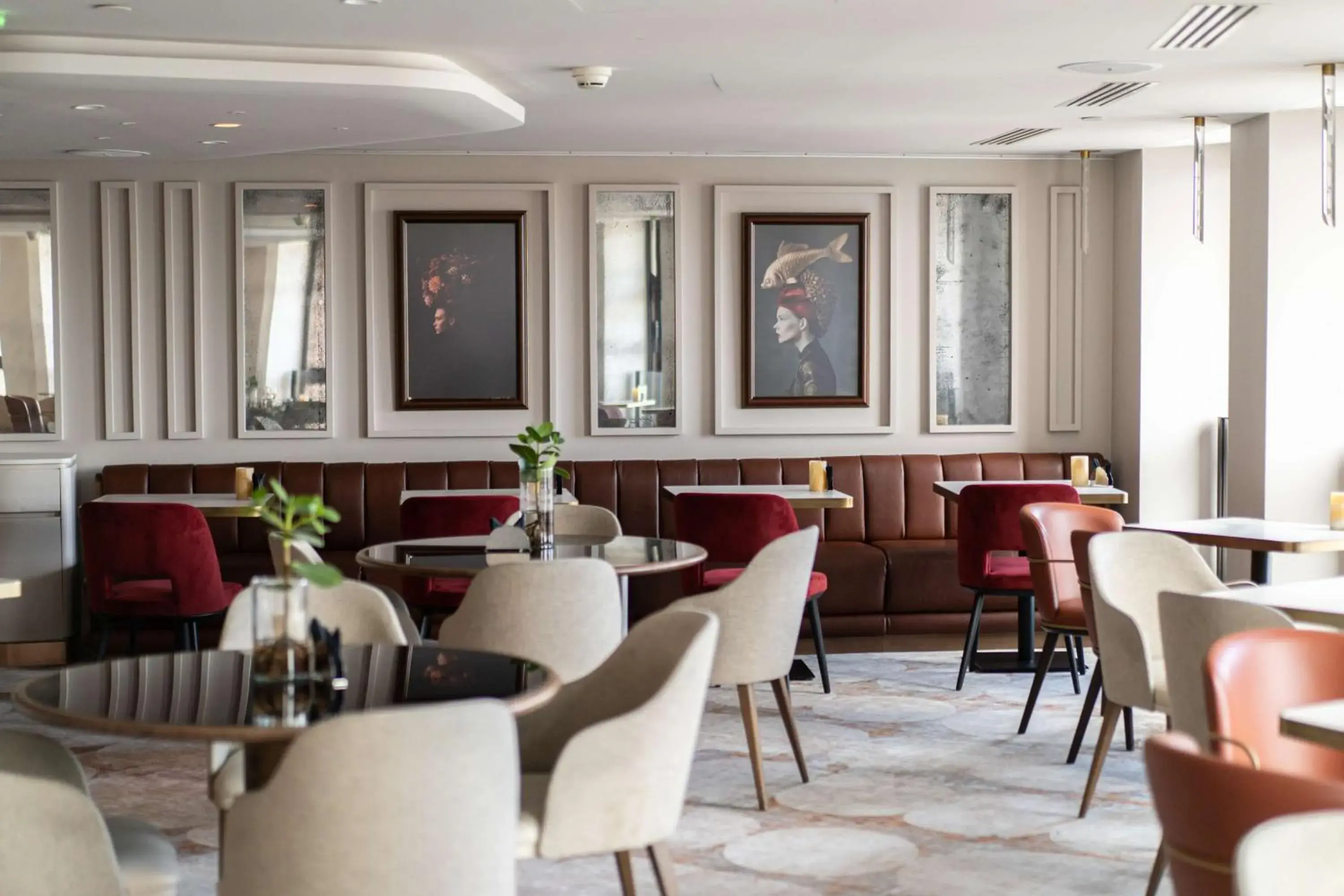 Lounge or bar in Radisson Blu Hotel, Lyon Lounge or bar in Radisson Blu Hotel, Lyon