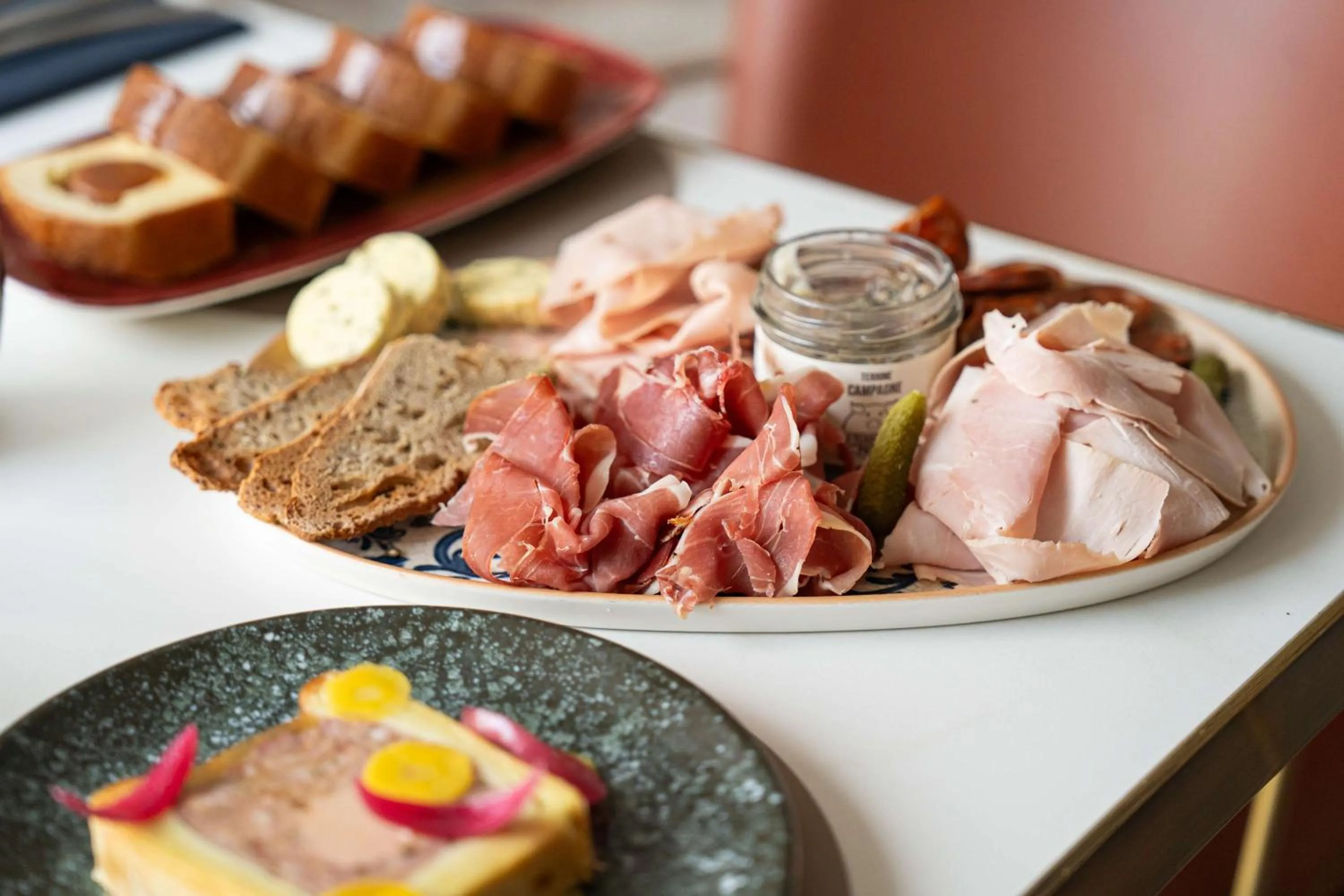 Lounge or bar in Radisson Blu Hotel, Lyon