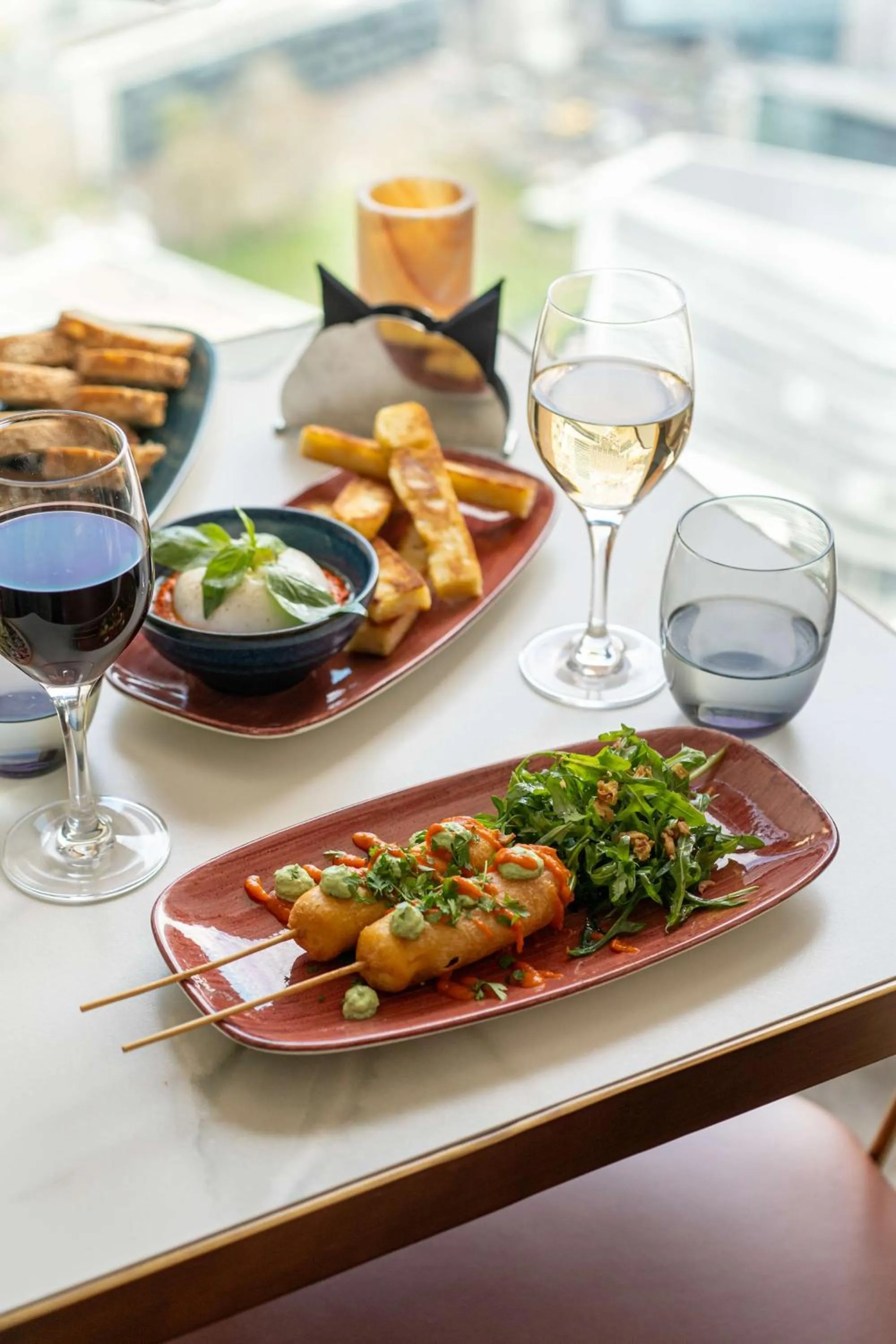Lounge or bar in Radisson Blu Hotel, Lyon