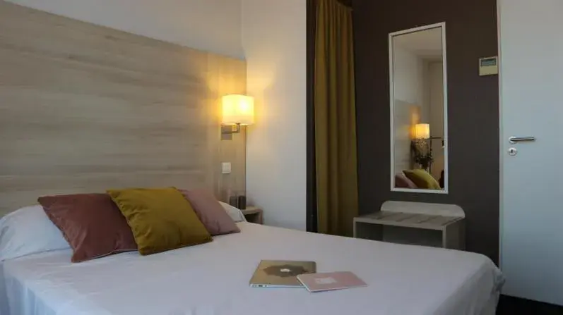 Bed in Hôtel d'Orsay Grand Matabiau Bed in Hôtel d'Orsay Grand Matabiau