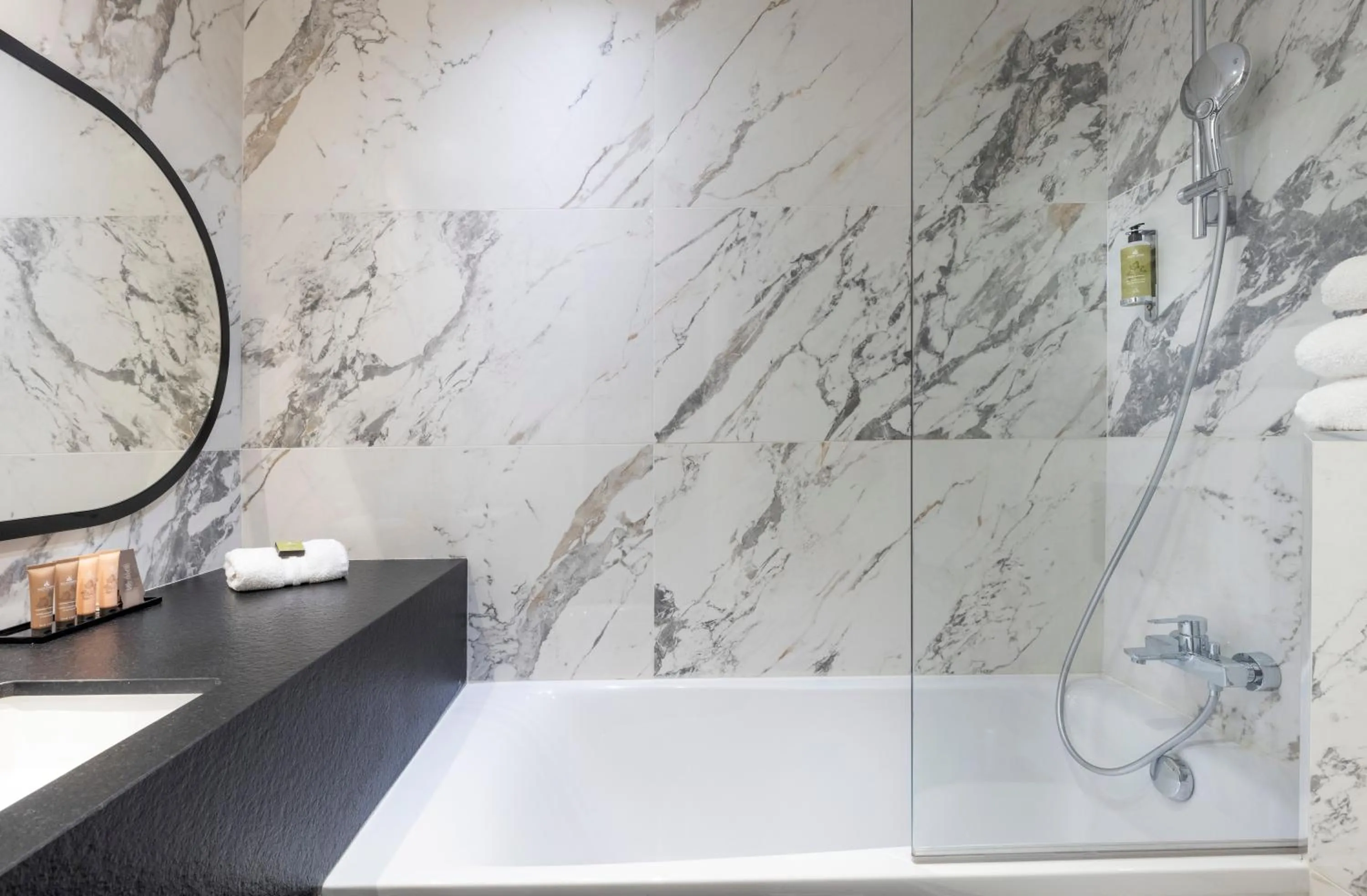 Bathroom in Hôtel Du Bois Champs-Elysées