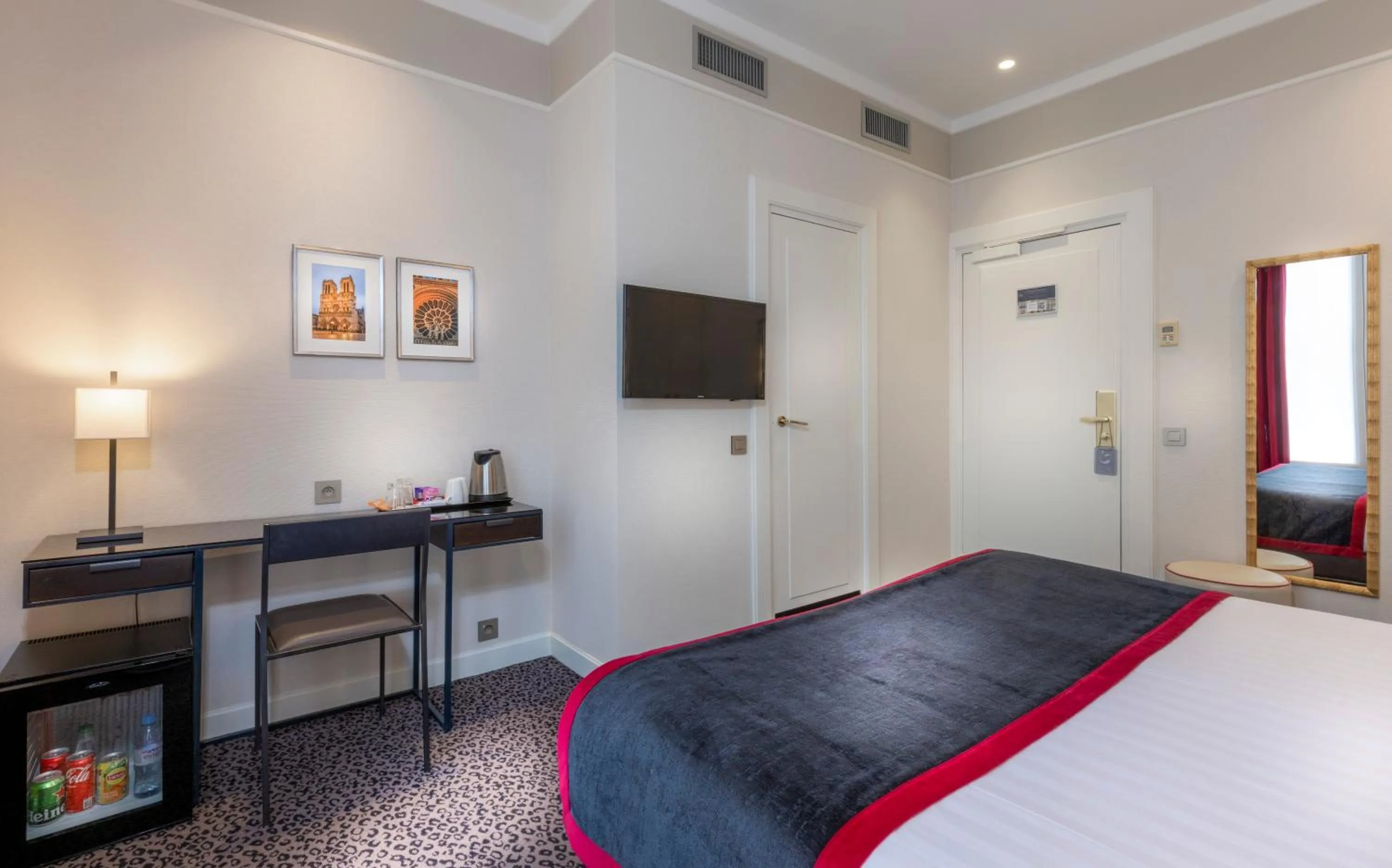 Photo of the whole room, Bed in Hôtel Du Bois Champs-Elysées